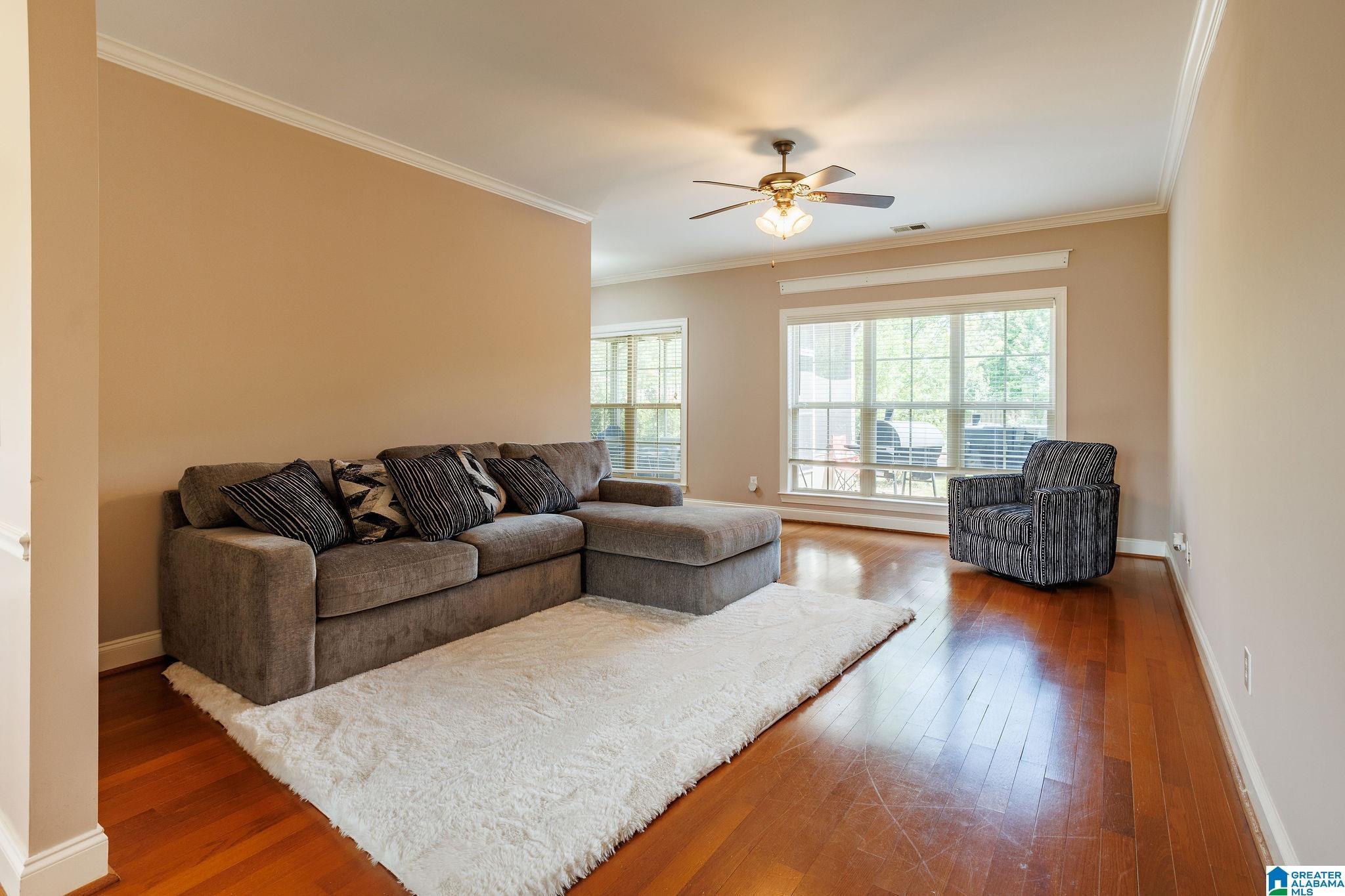 Image 3: Living Room