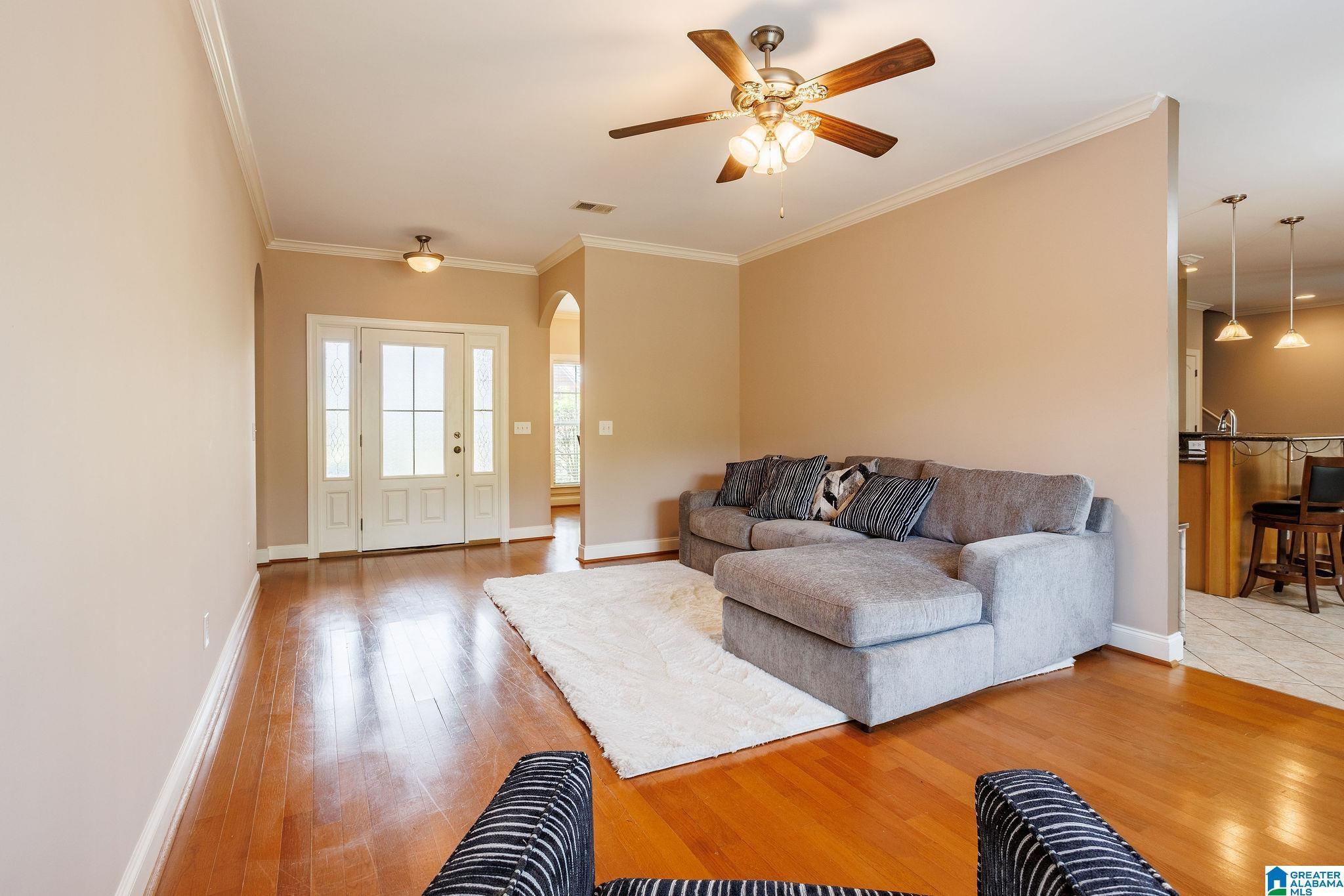 Image 4: Living Room