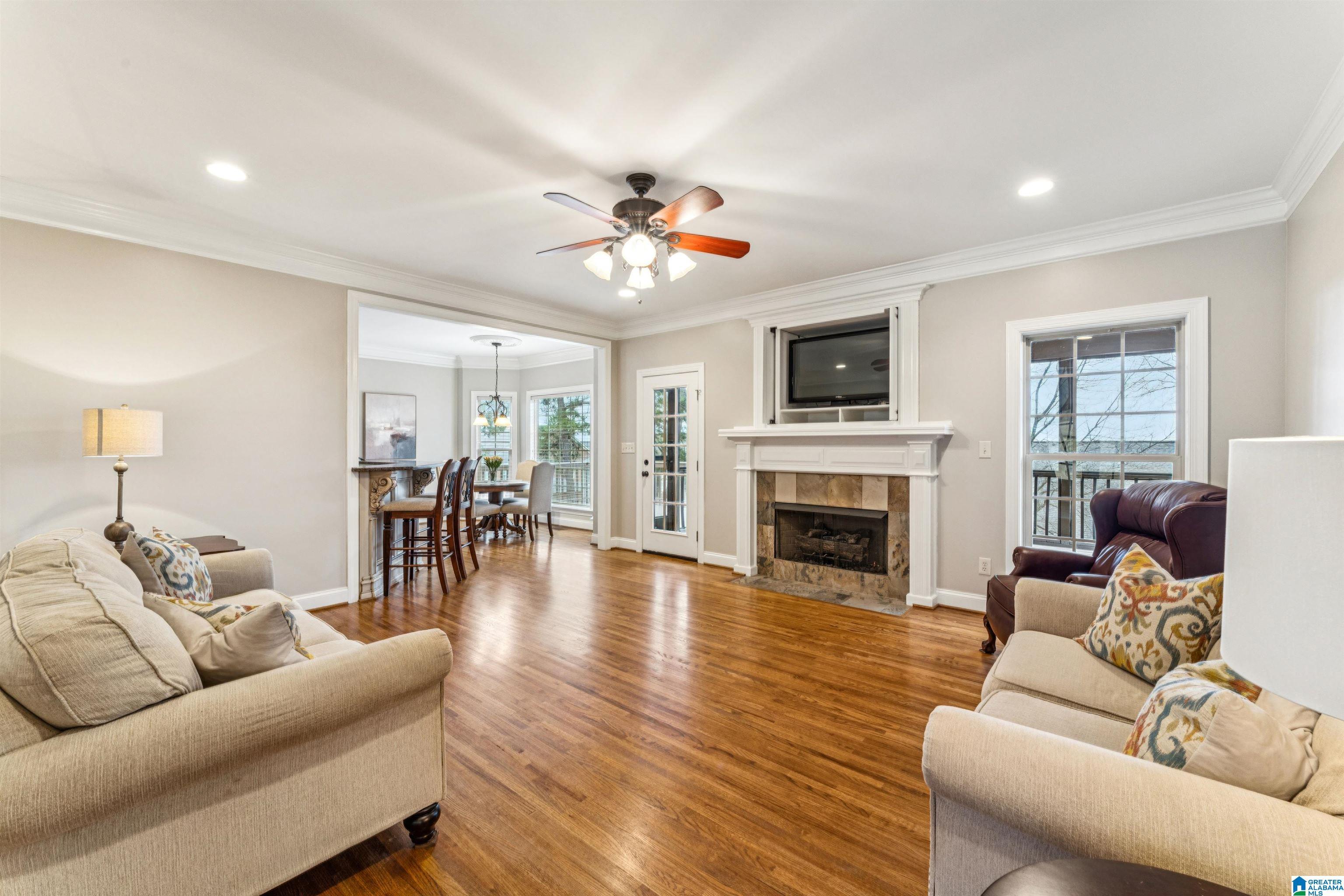 Image 3: Living Room