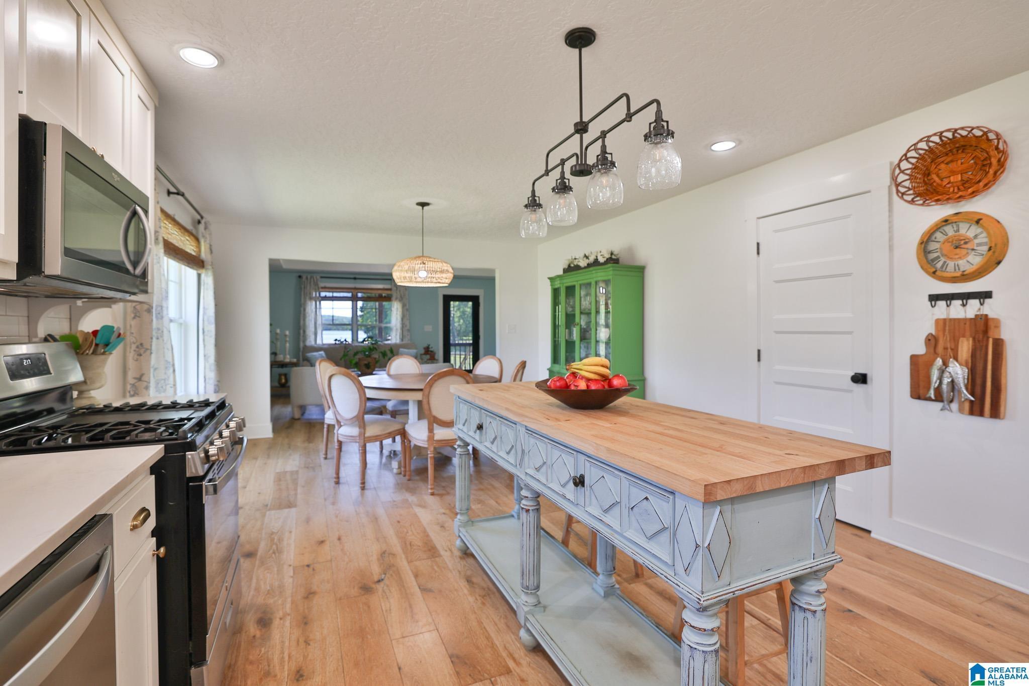 Image 4: Kitchen