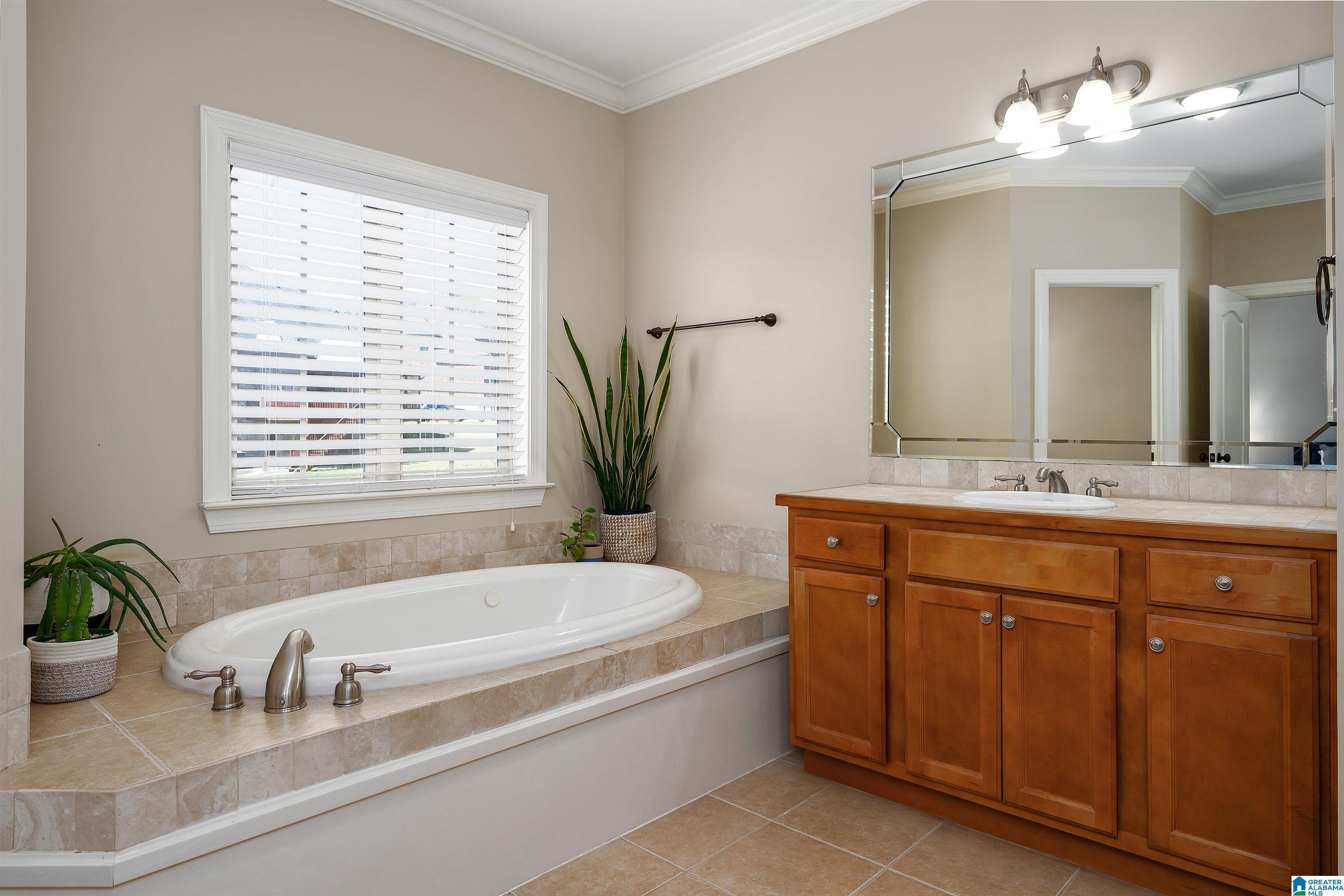 Image 2: Upstairs Master Bathroom
