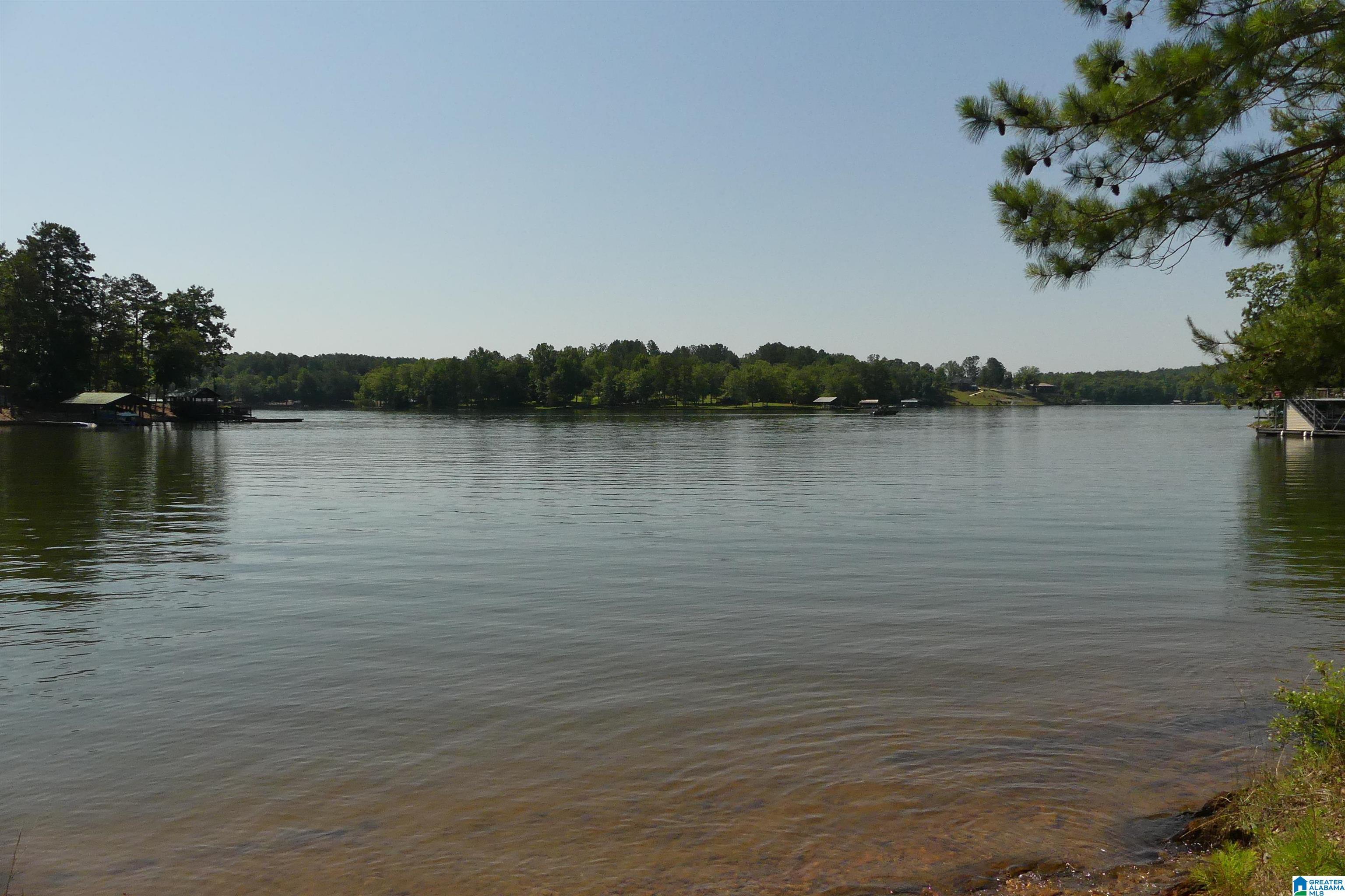 Image 4: GREAT LOCATION ON THE LAKE