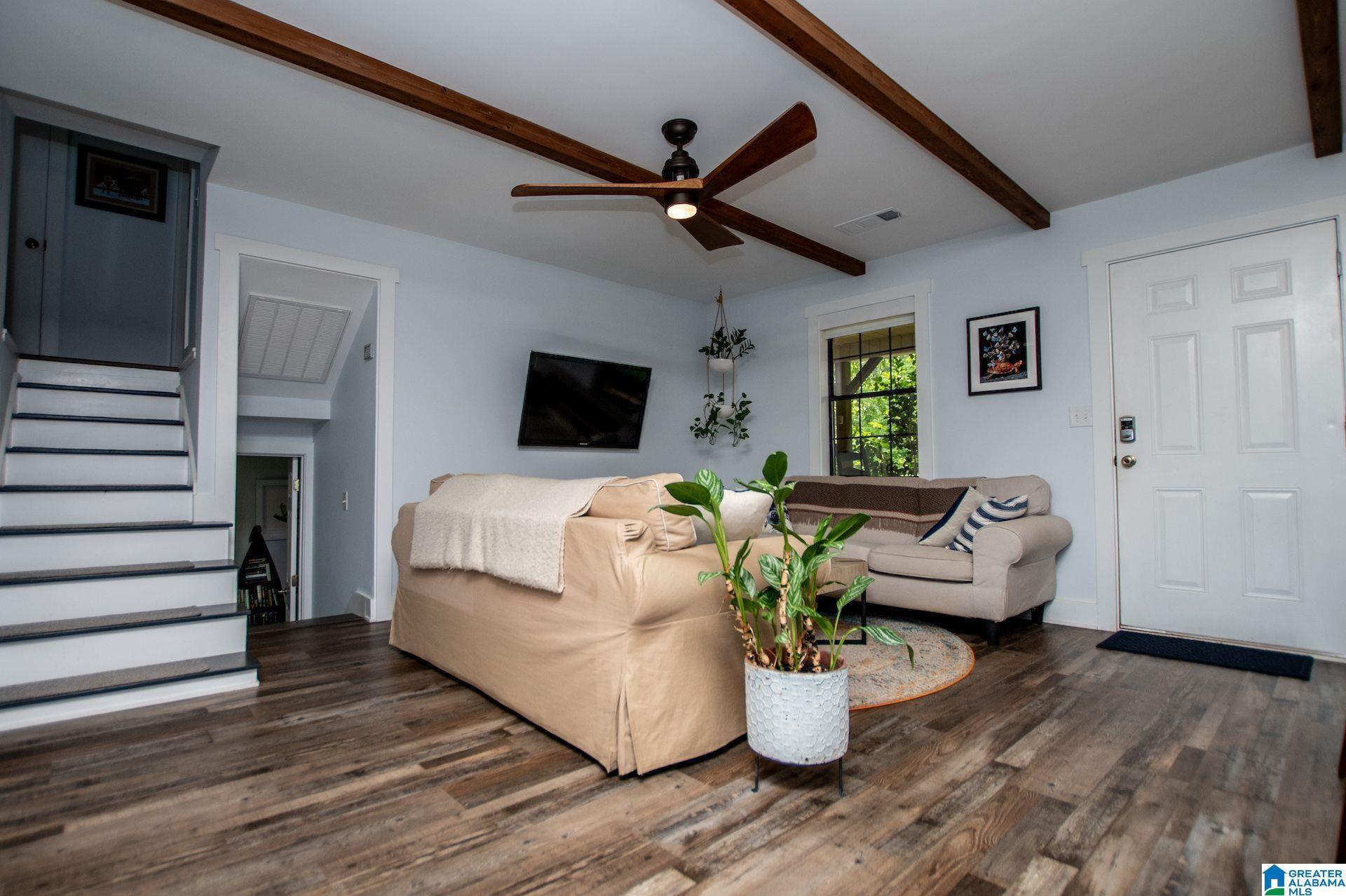 Image 4: LIVING AREA