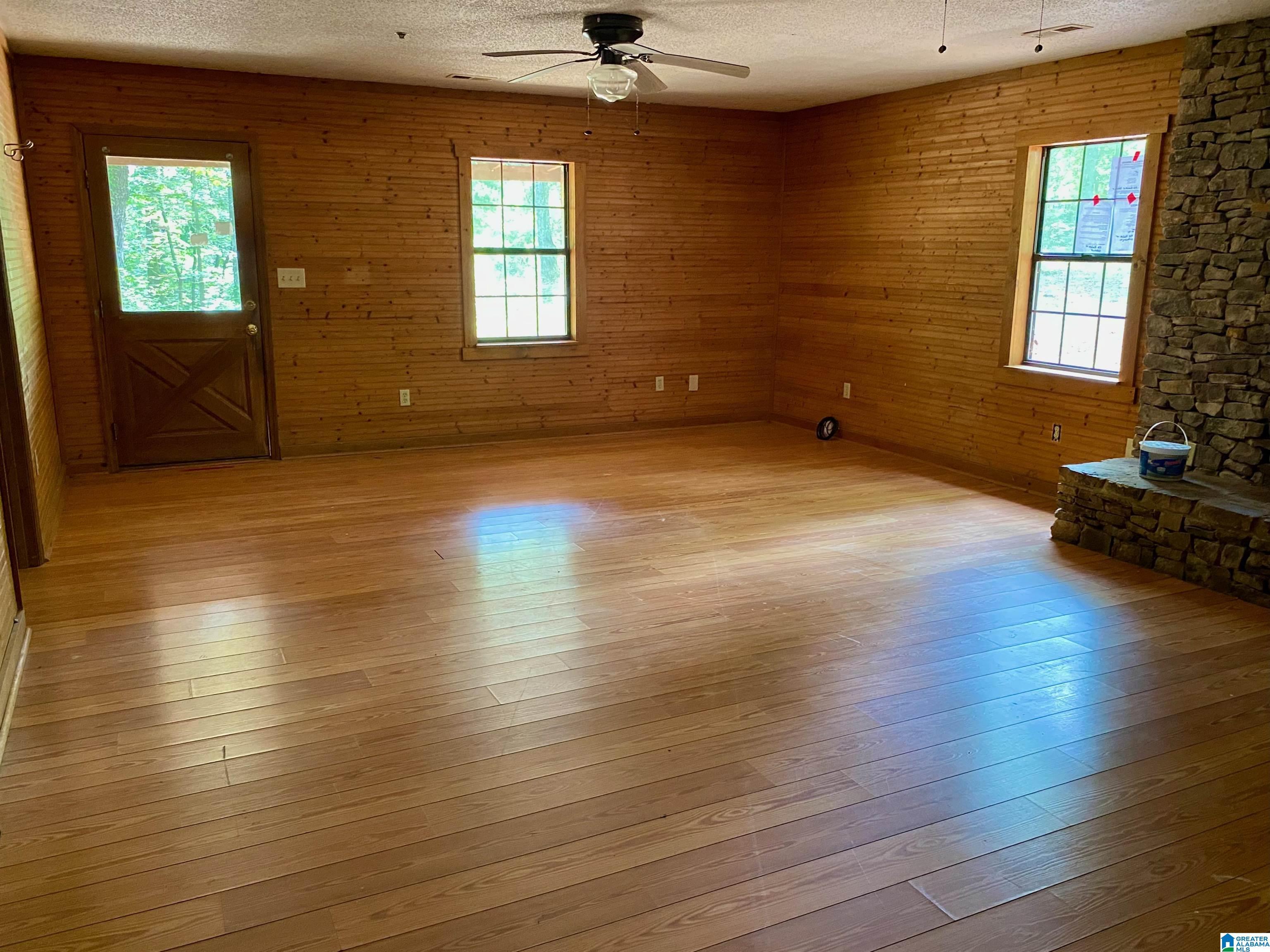 Image 4: Living Room