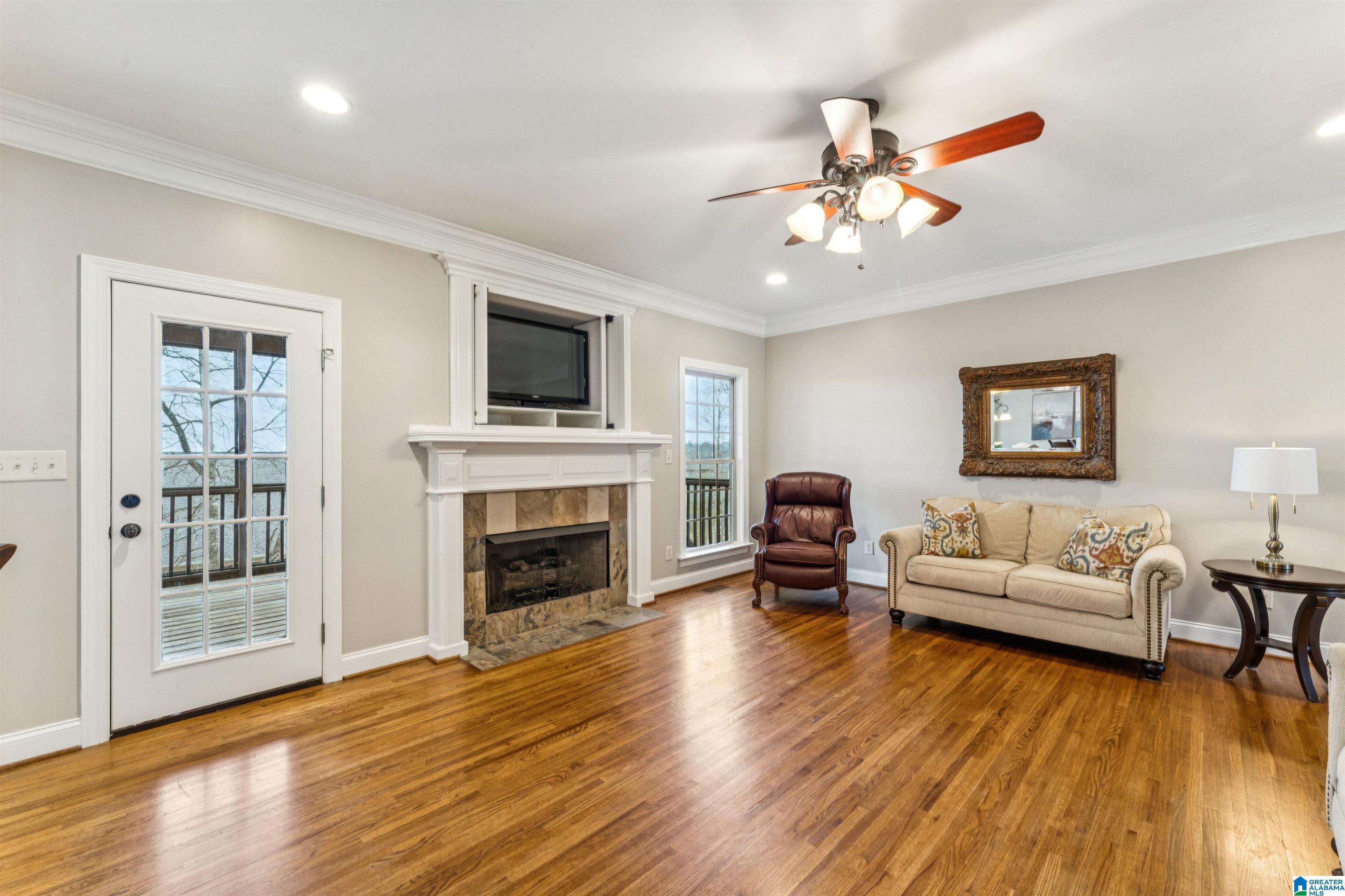 Image 4: Living Room