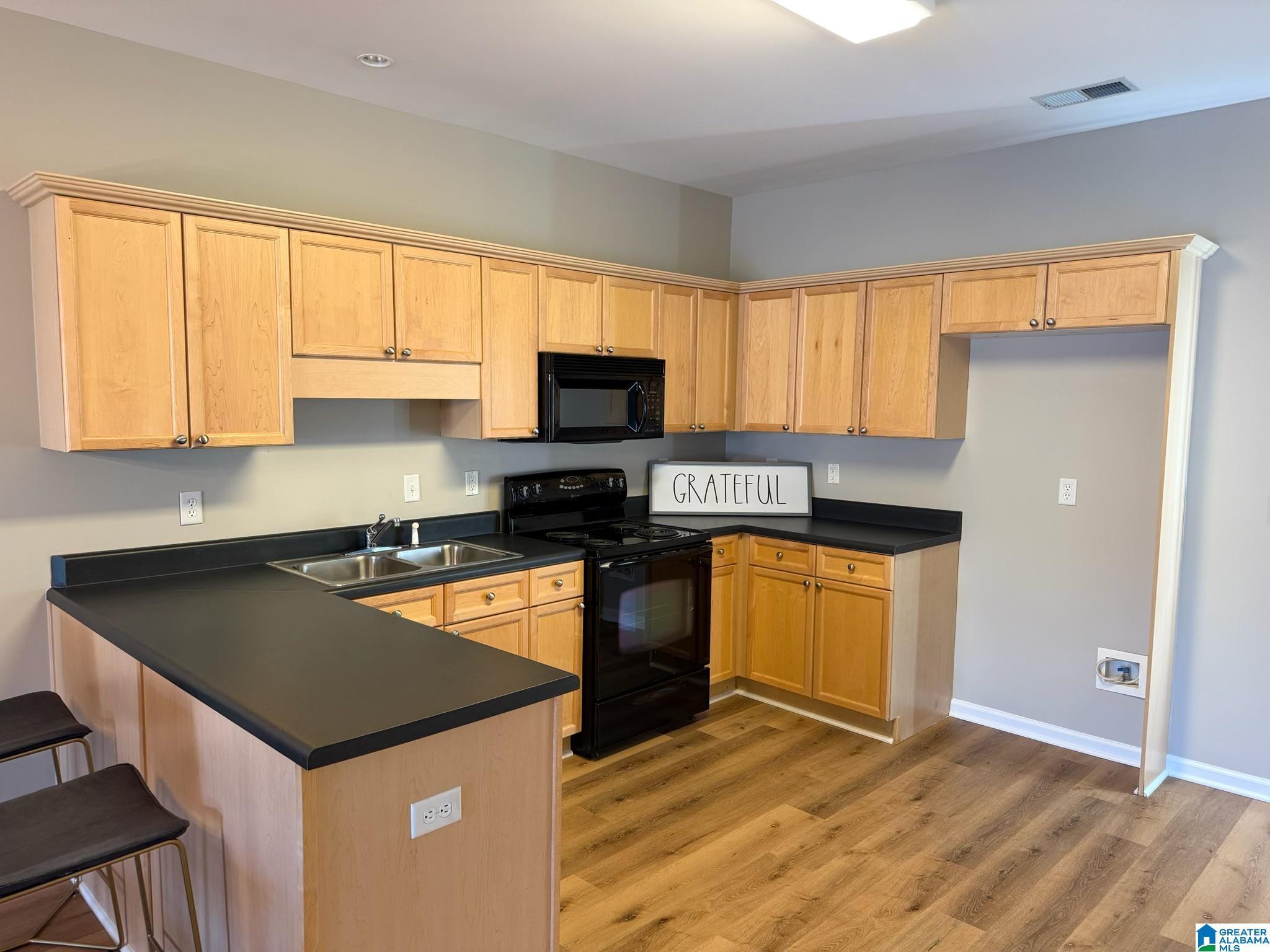 Image 4: Kitchen