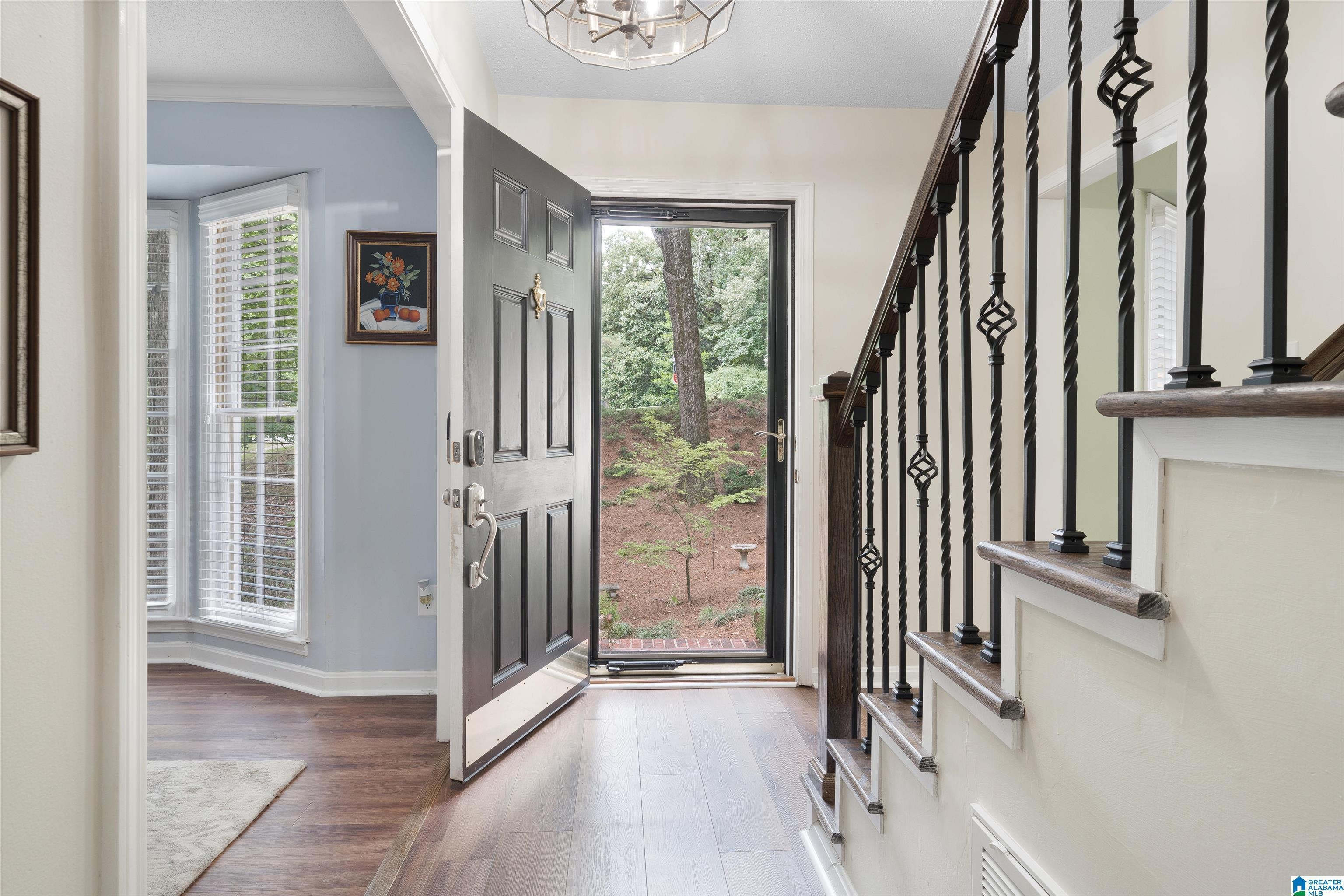 Image 4: Foyer