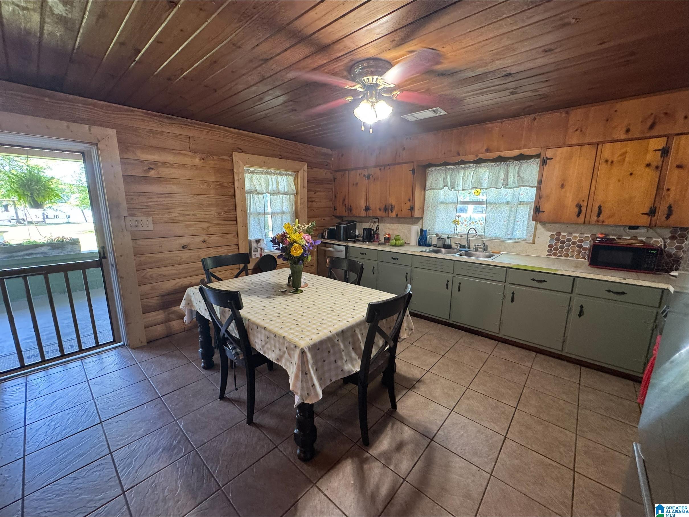 Image 4: Kitchen