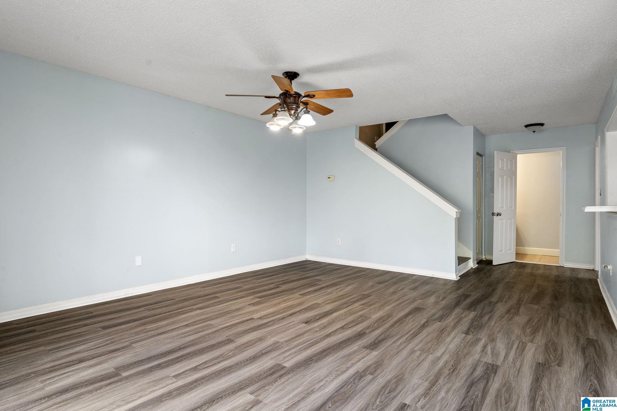 Image 4: Living Room