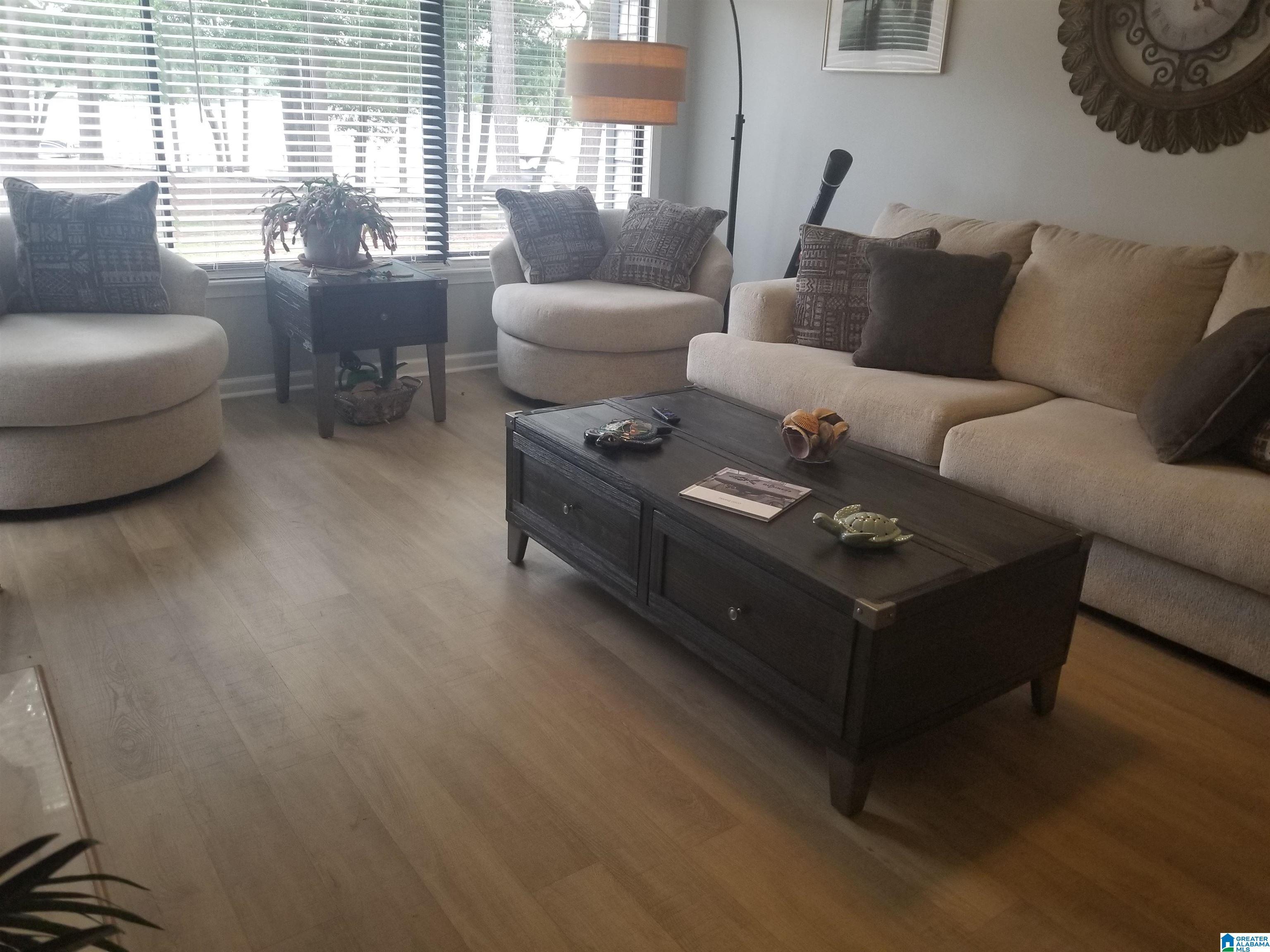 Image 3: Living Room