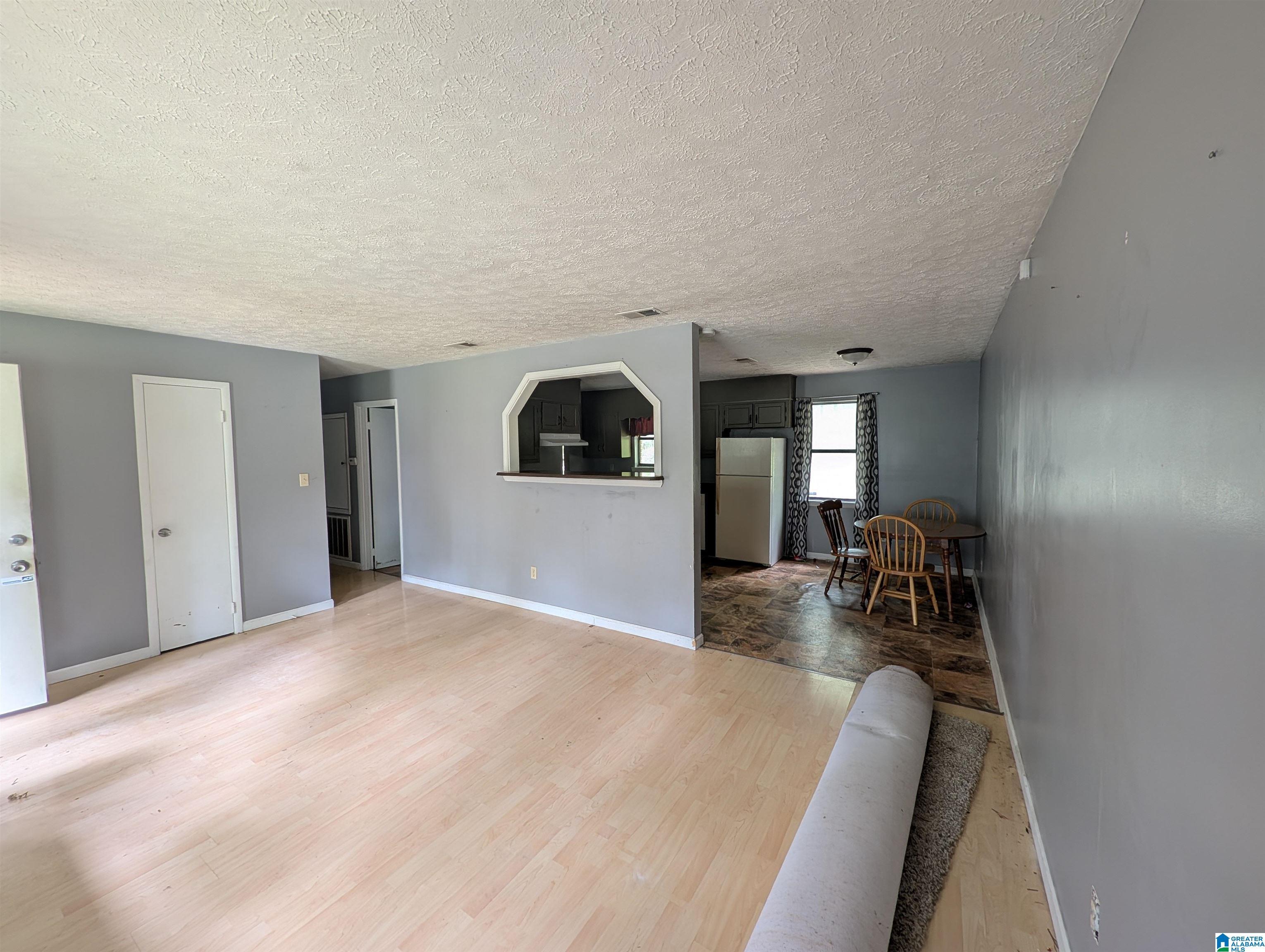 Image 4: Living Room