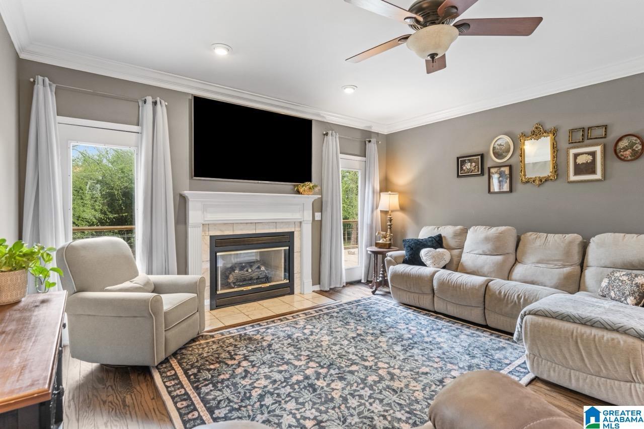Image 3: Living Room