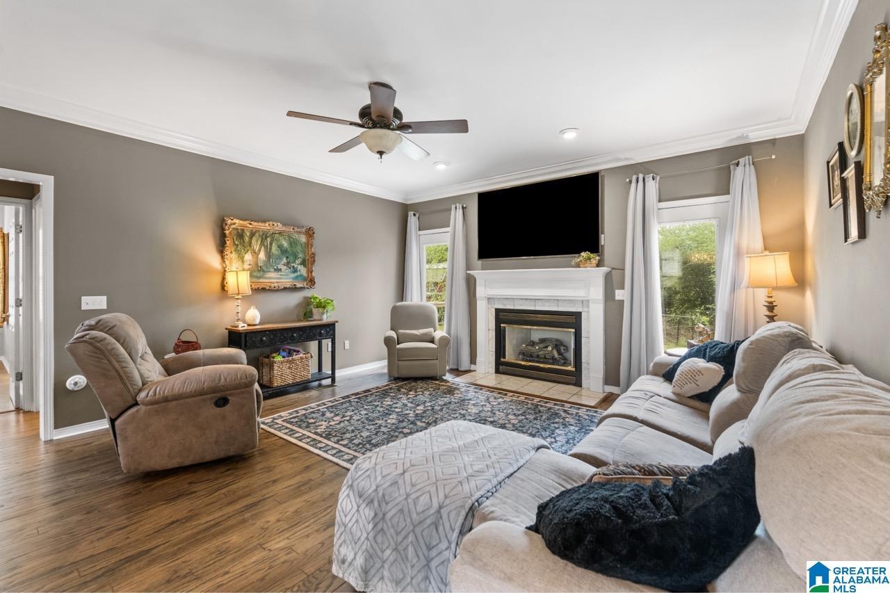 Image 4: Living Room