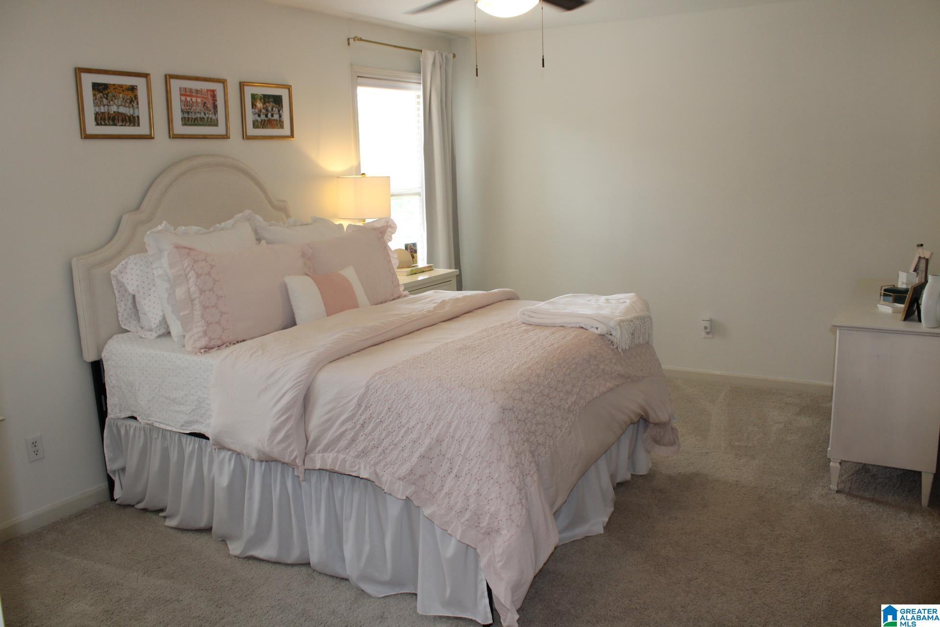 Image 4: Bedroom