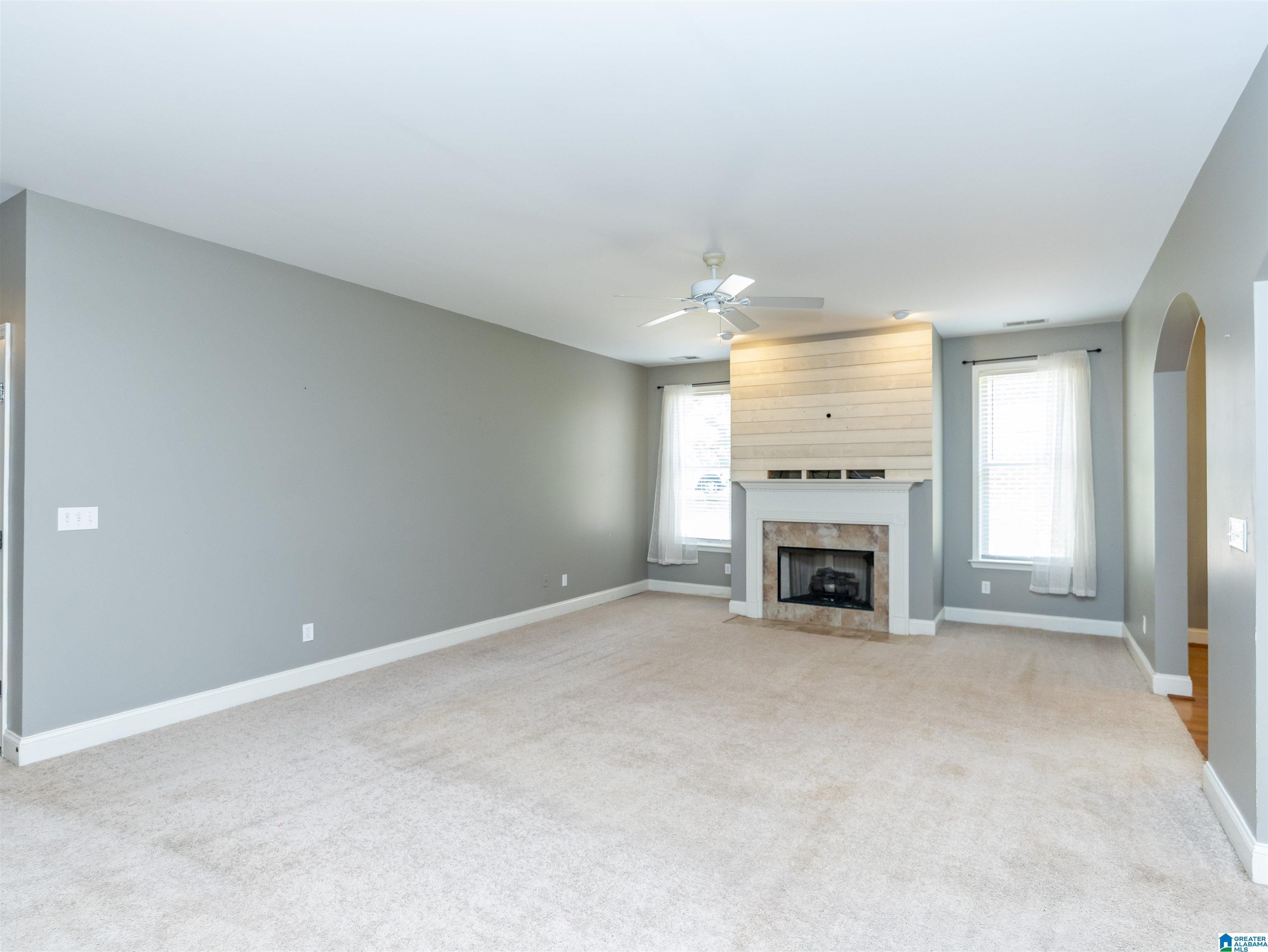 Image 4: Living Room