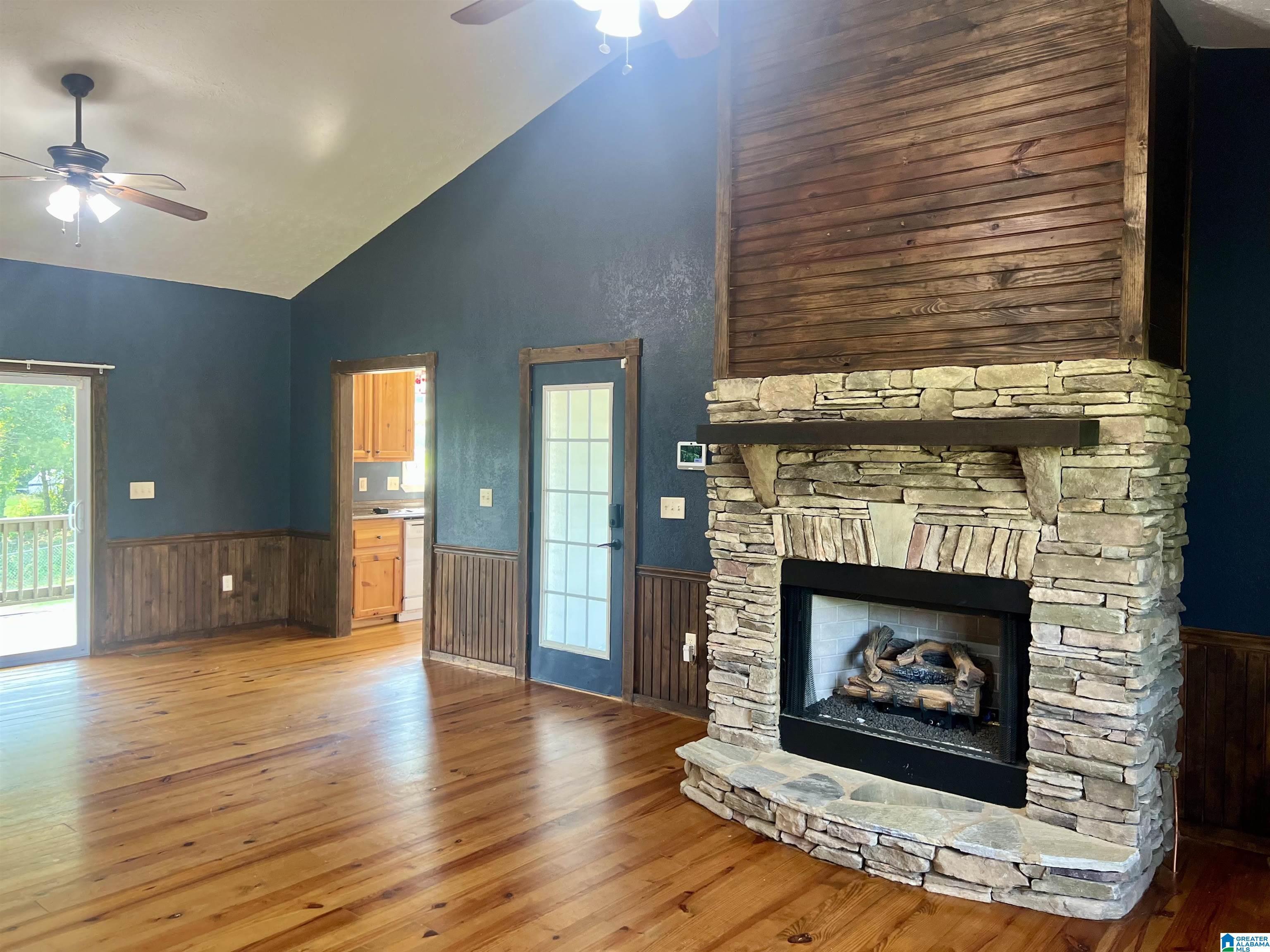 Image 3: Living Room