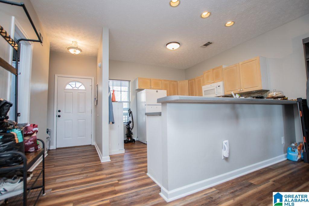 Image 4: KITCHEN WITH BREAKFAST BAR
