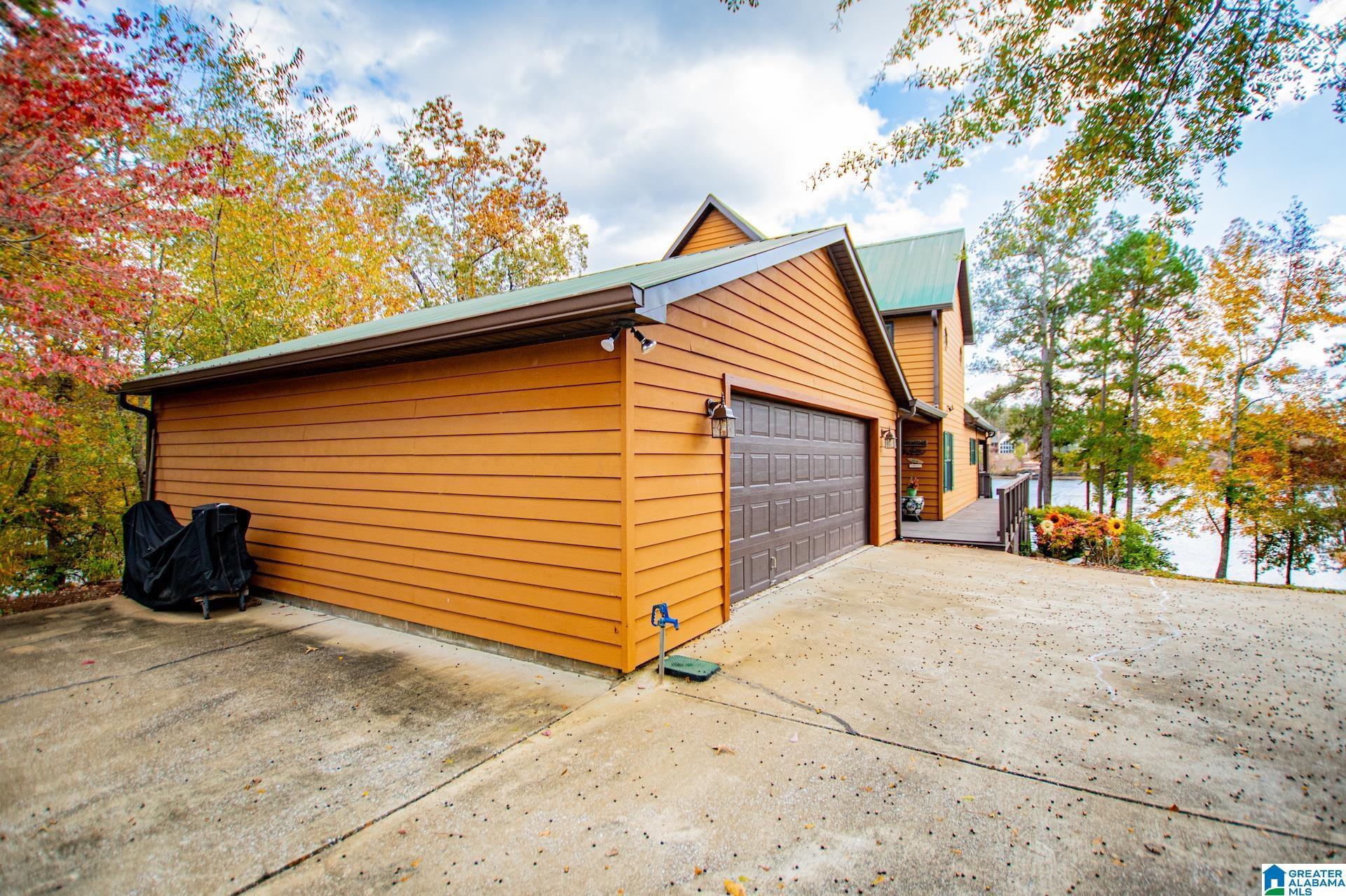 Image 3: LARGE 2 CAR GARAGE