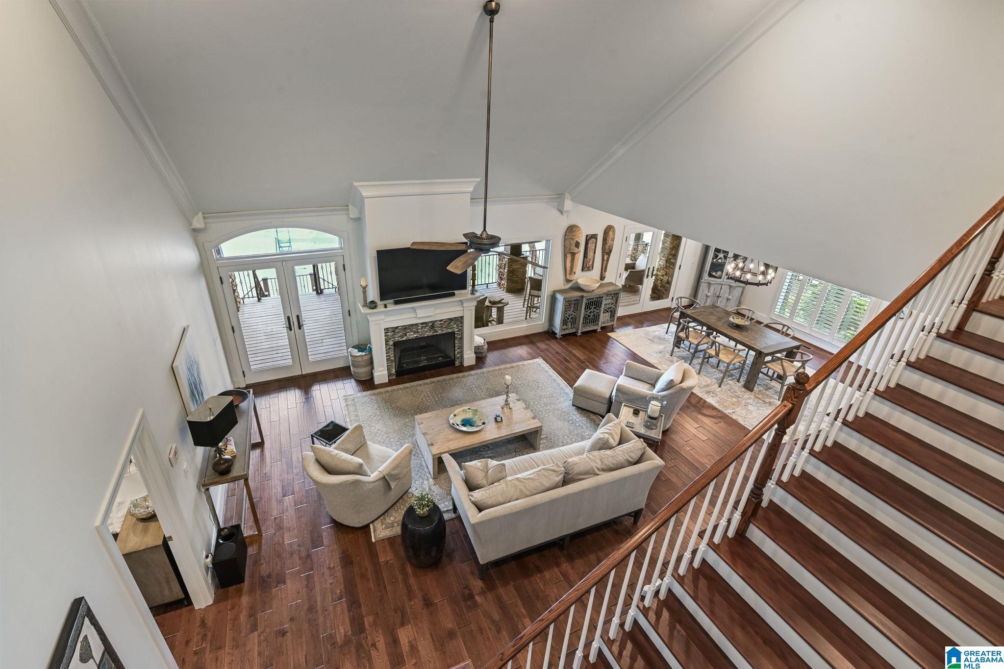 Image 4: Living Room