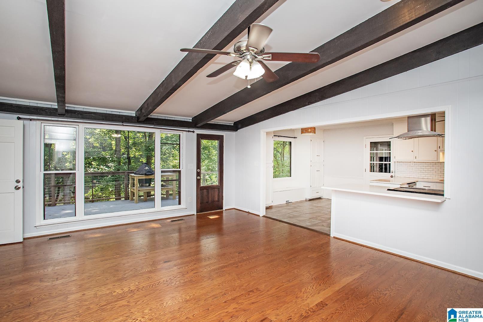 Image 4: Living Room