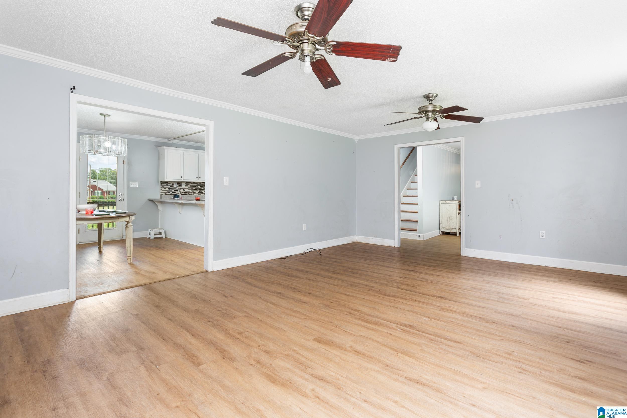 Image 3: Living Room
