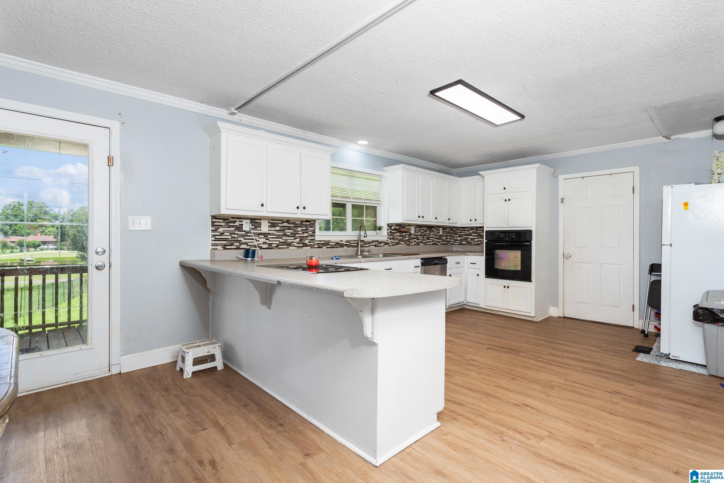 Image 4: Kitchen