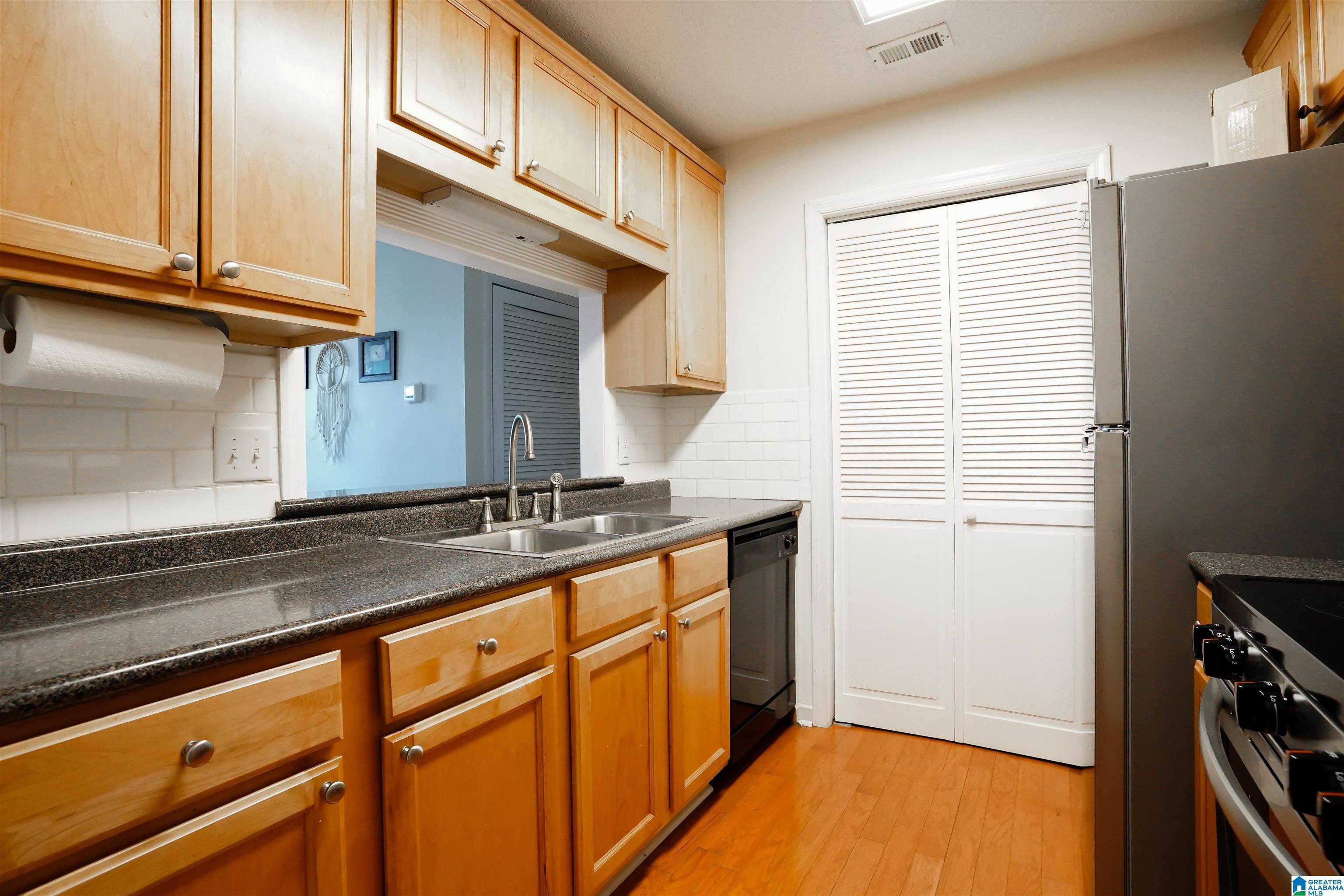 Image 2: Kitchen