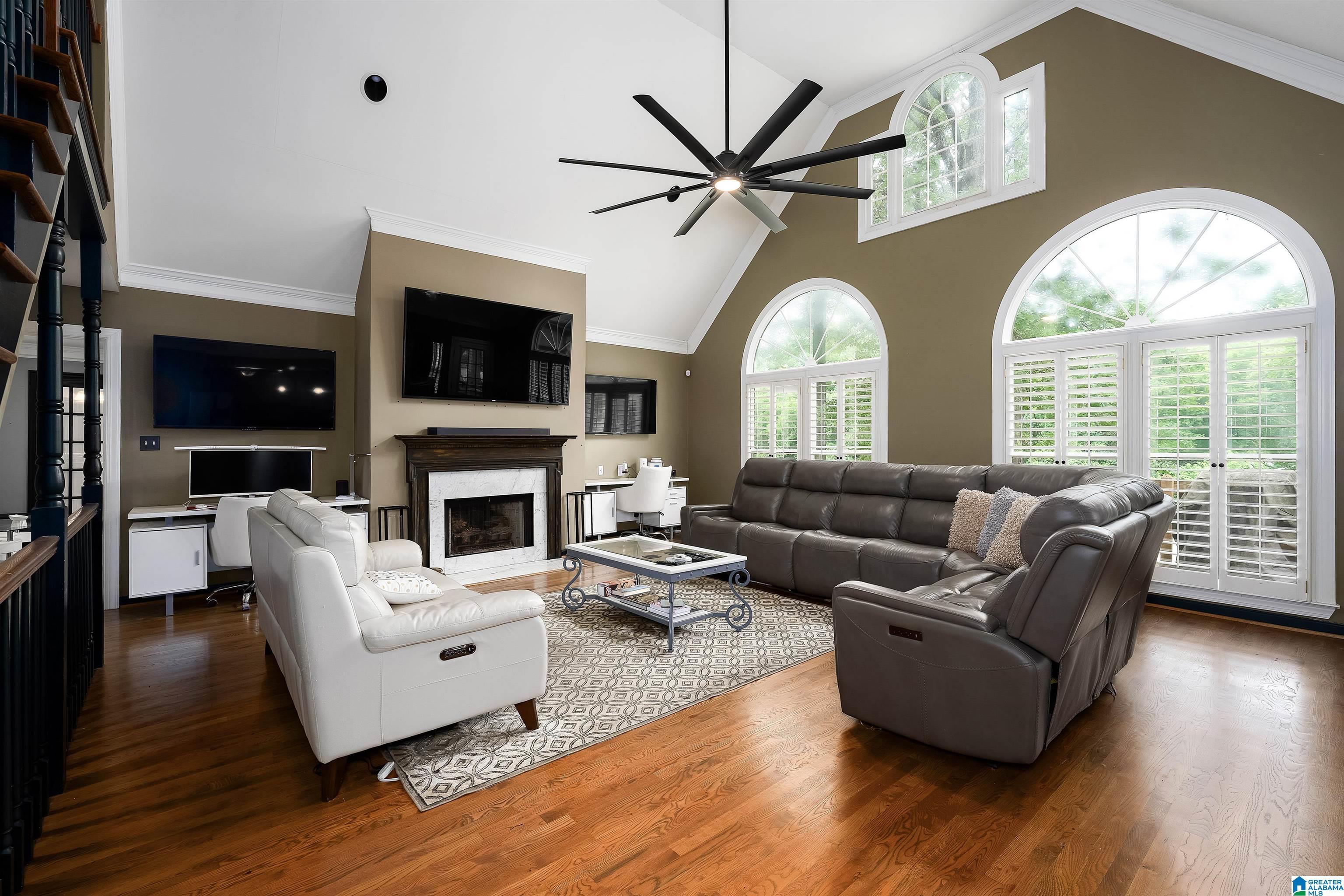 Image 4: Living Room