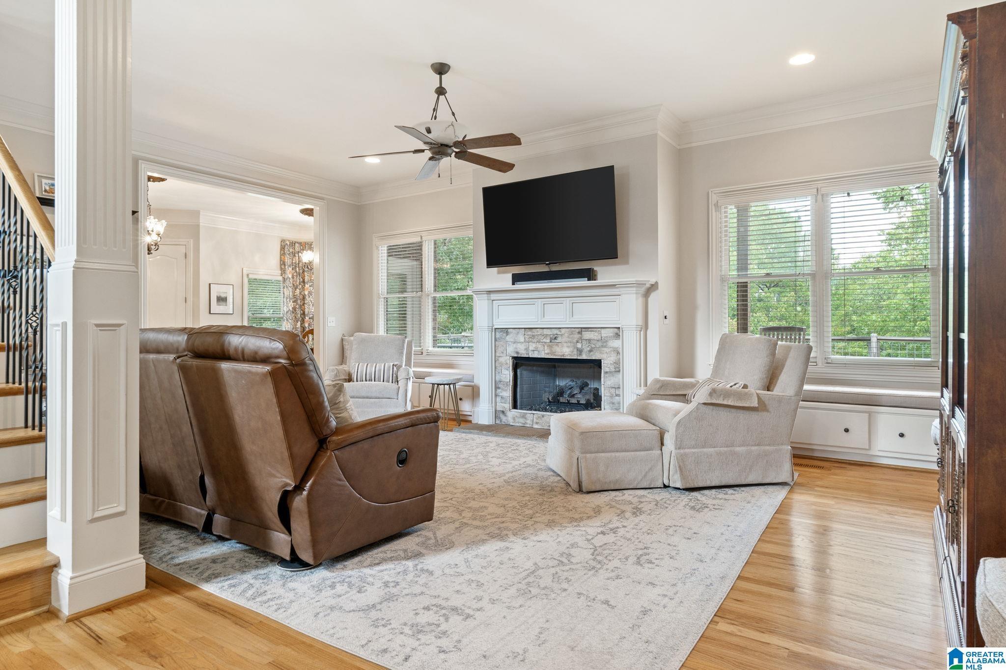 Image 4: Living room