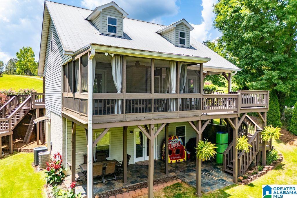 Image 1: 4 BED/3 BATH LAKE HOME