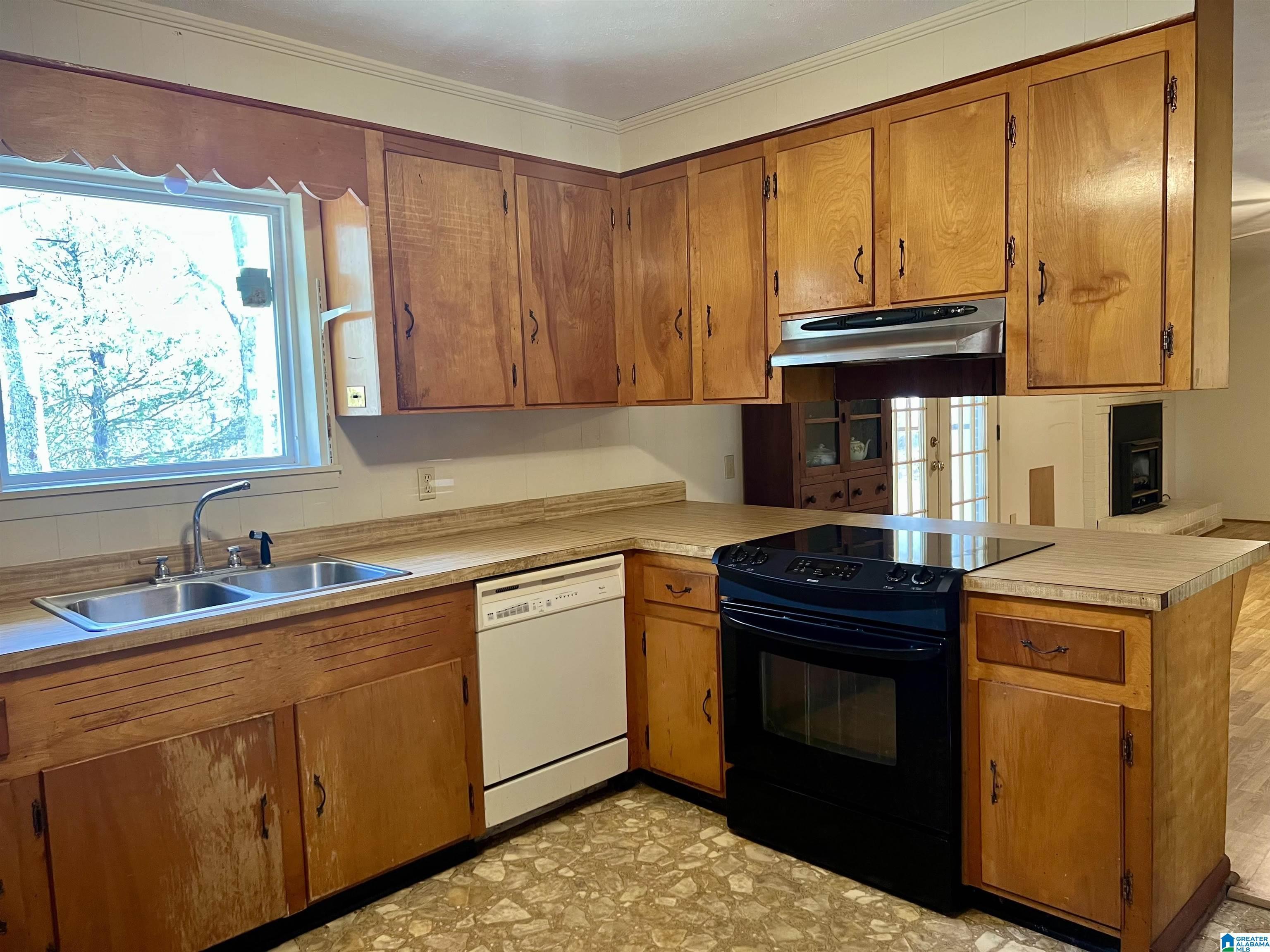 Image 4: Kitchen