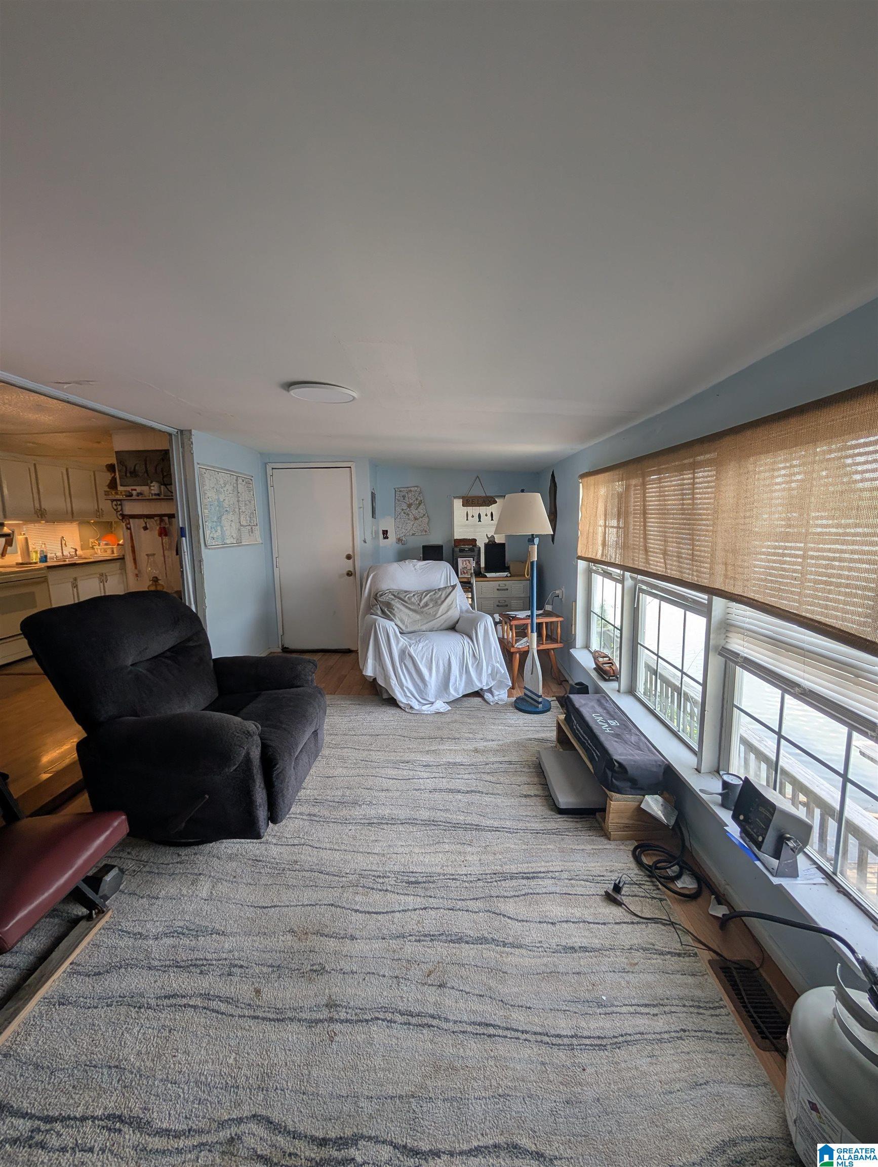 Image 4: Living Room