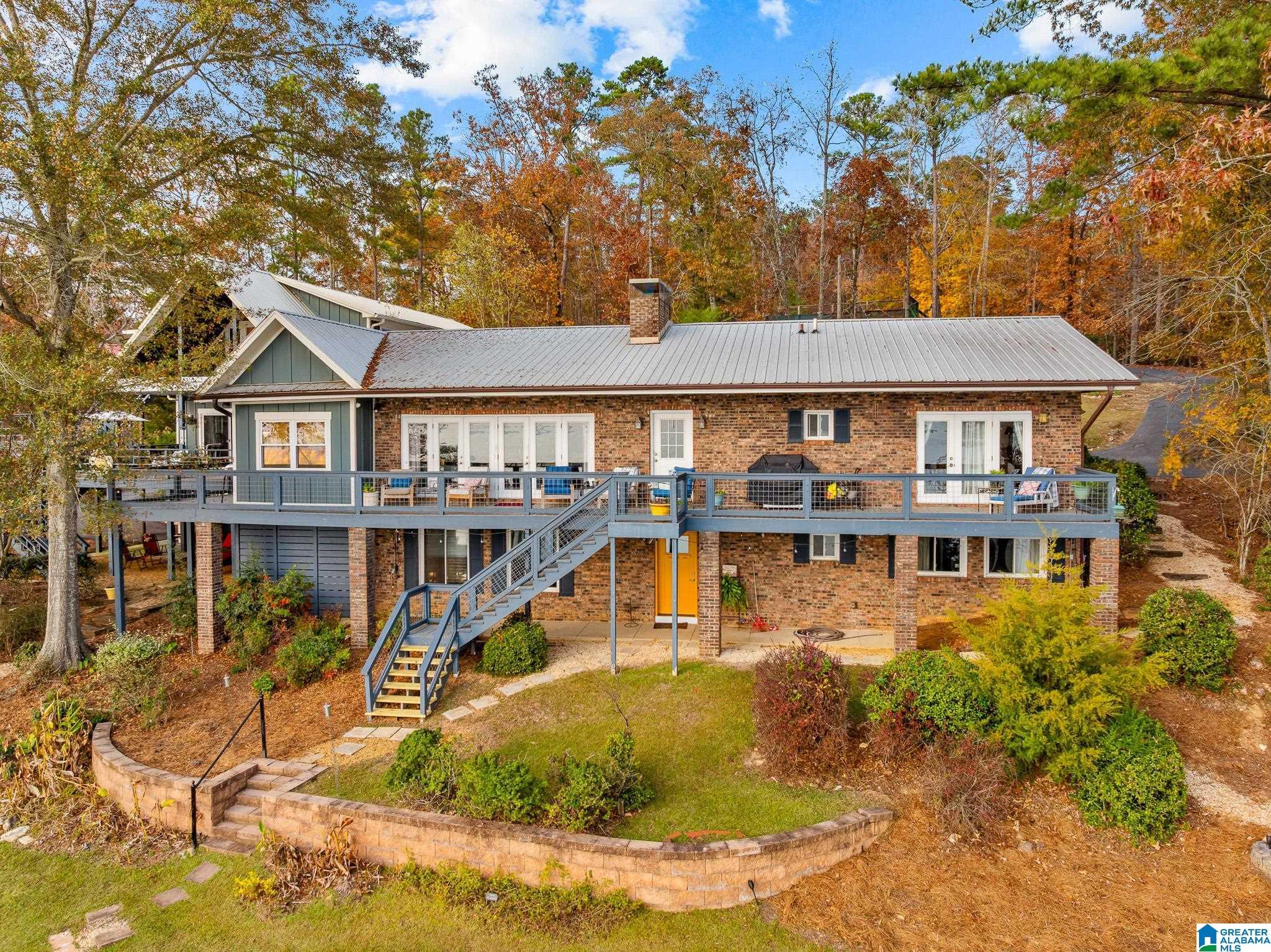 Image 2: Lakeside exterior