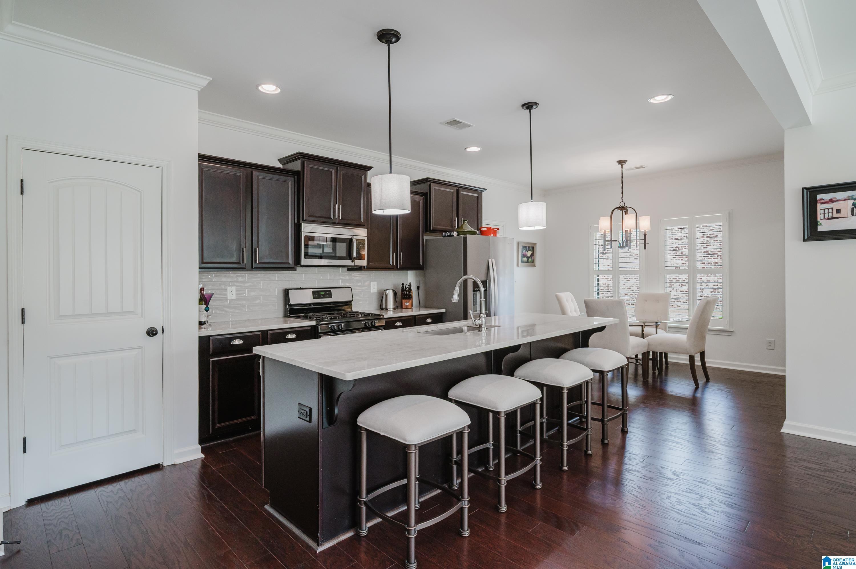Image 4: Convenient breakfast bar