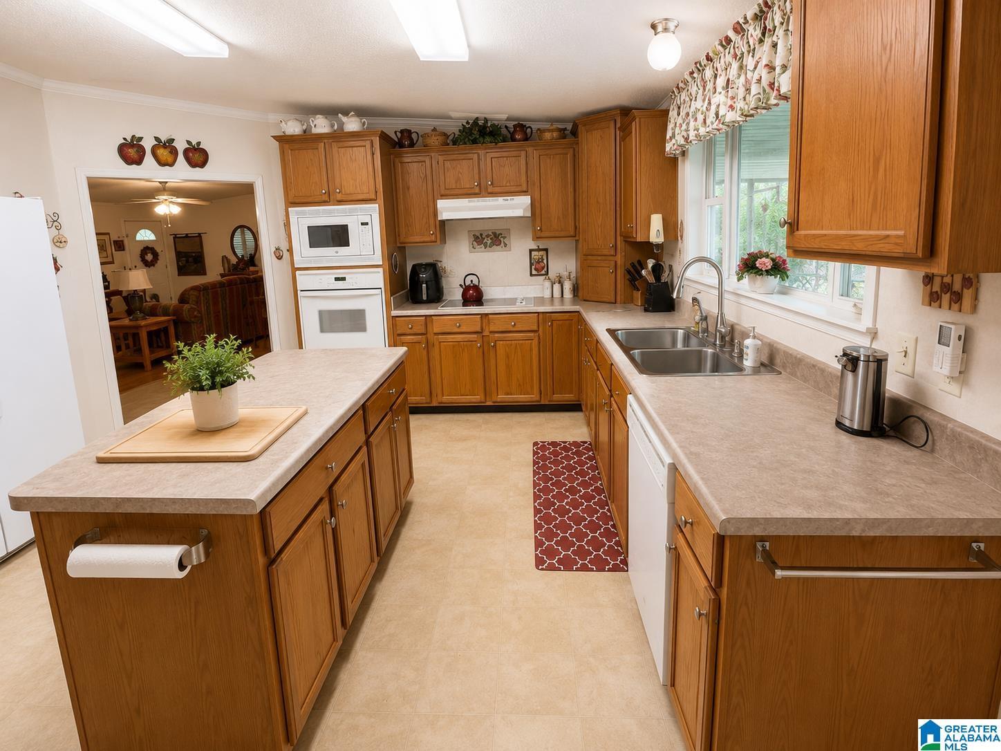 Image 4: Kitchen