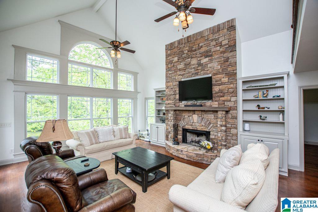 Image 4: AMAZING GREAT ROOM