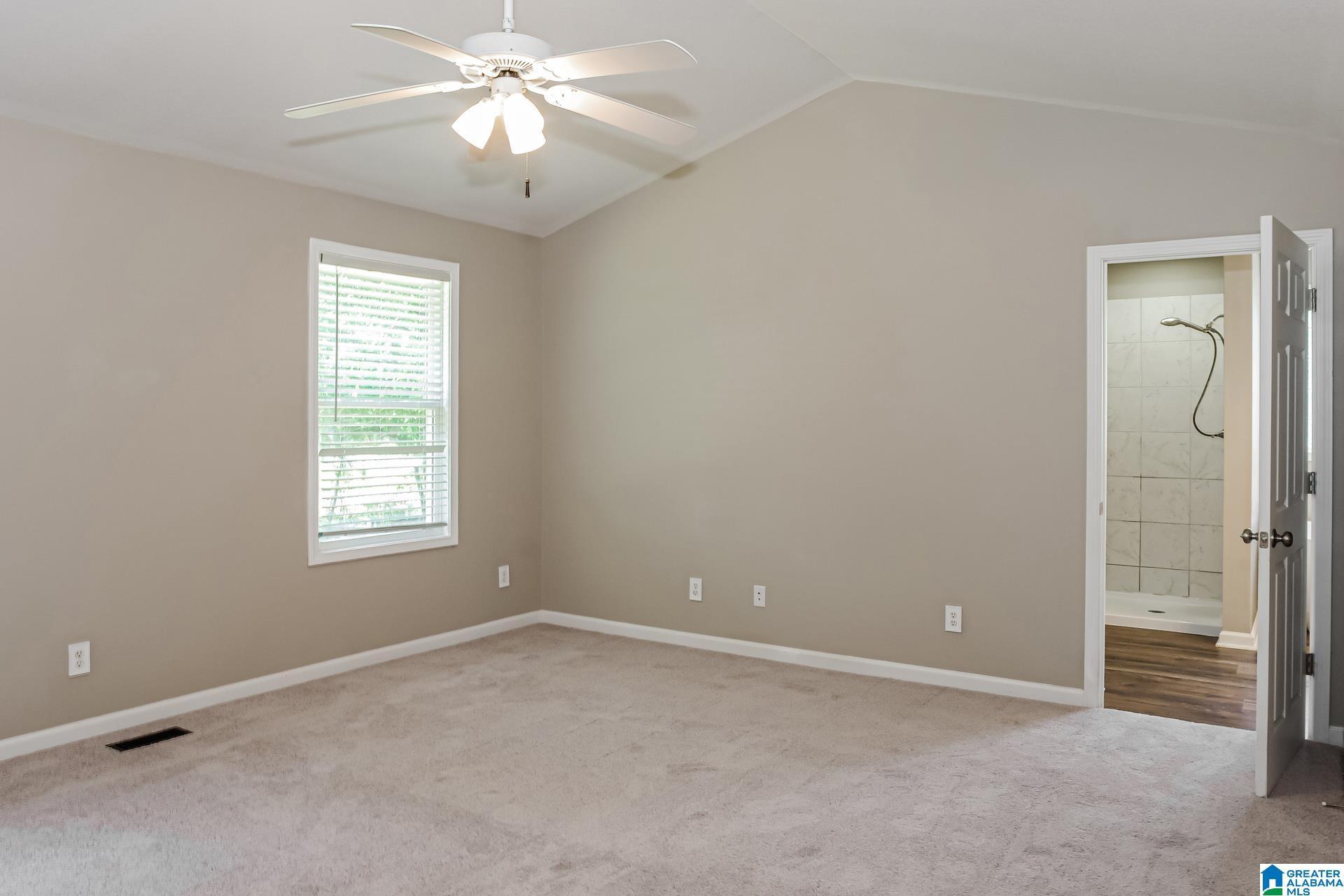 Image 4: Bedroom