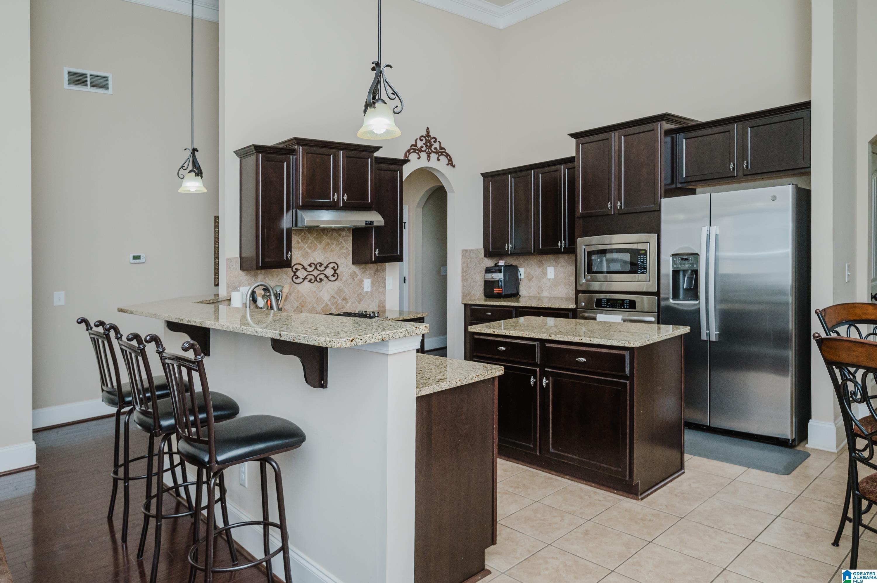 Image 4: Kitchen open to family room