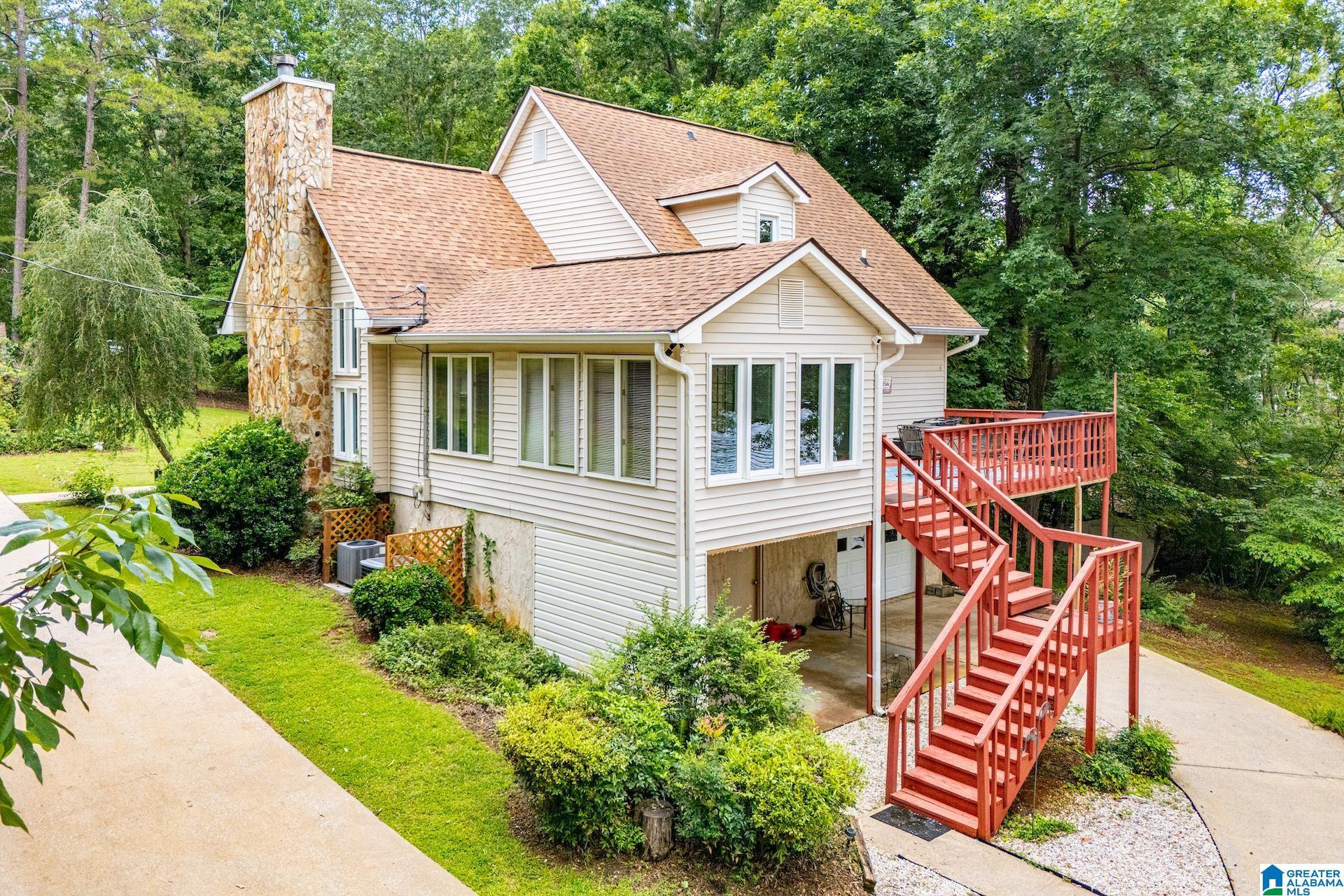 Image 3: SIDE VIEW OF HOME