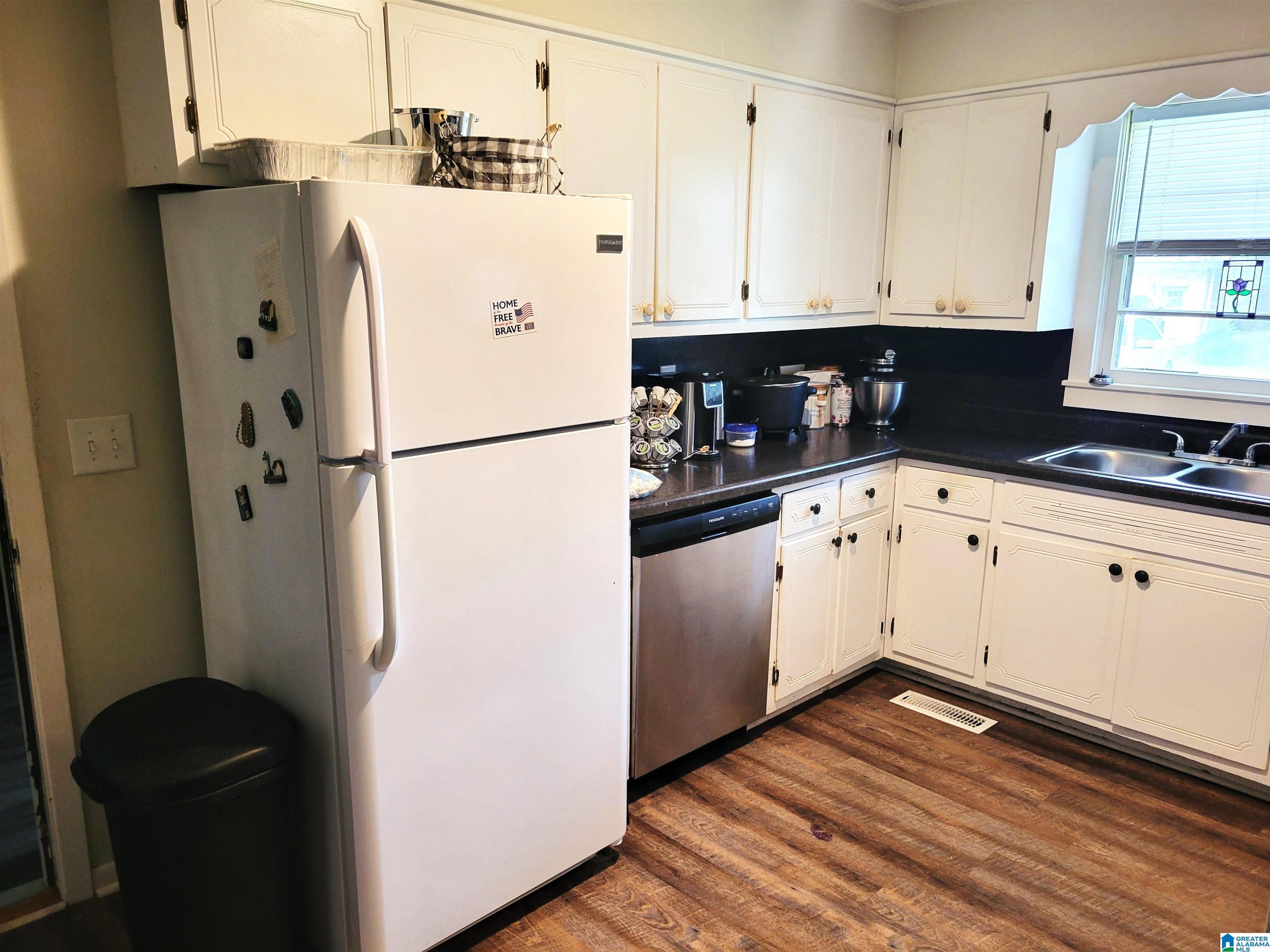 Image 3: Kitchen