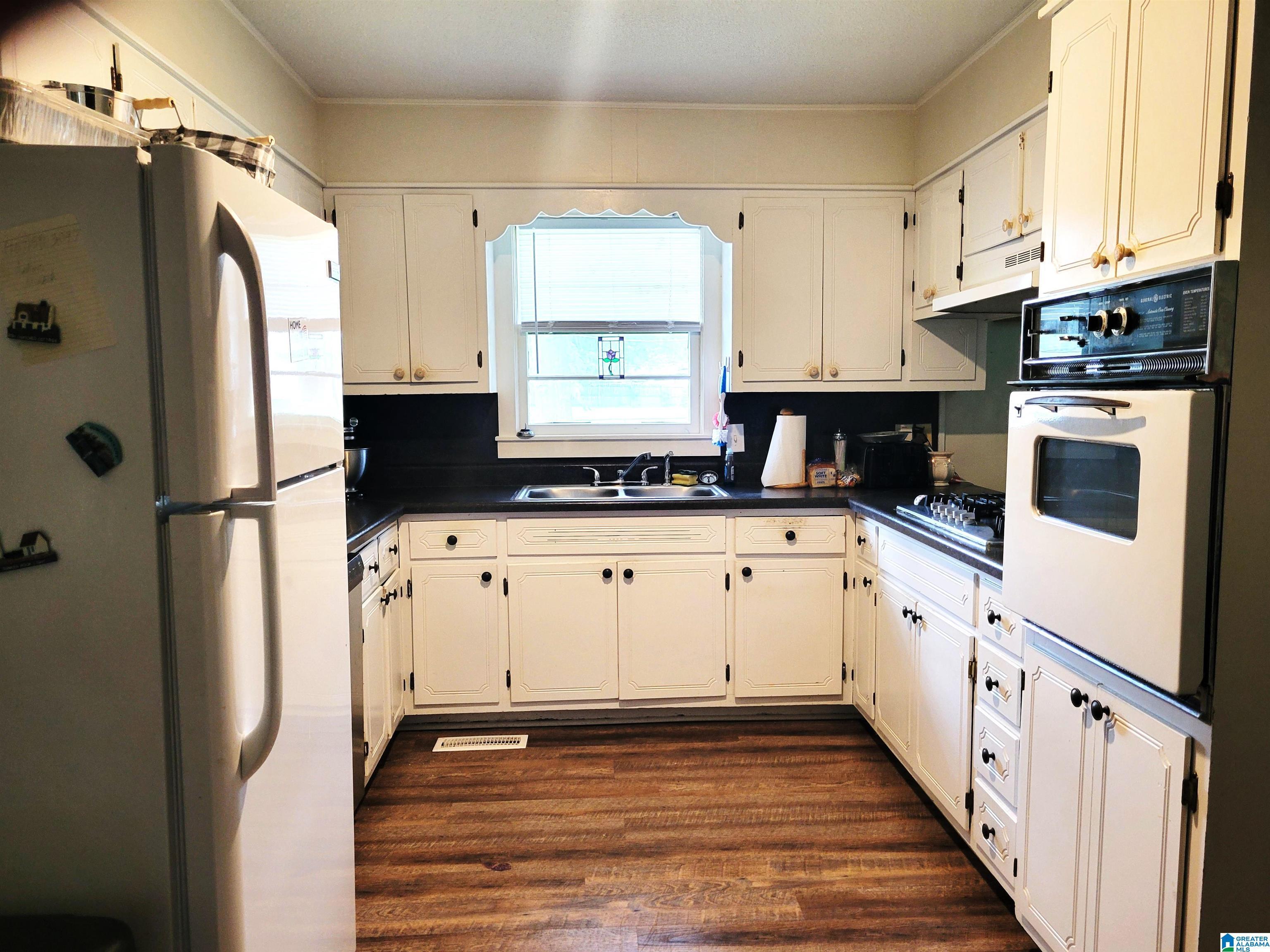 Image 4: Kitchen