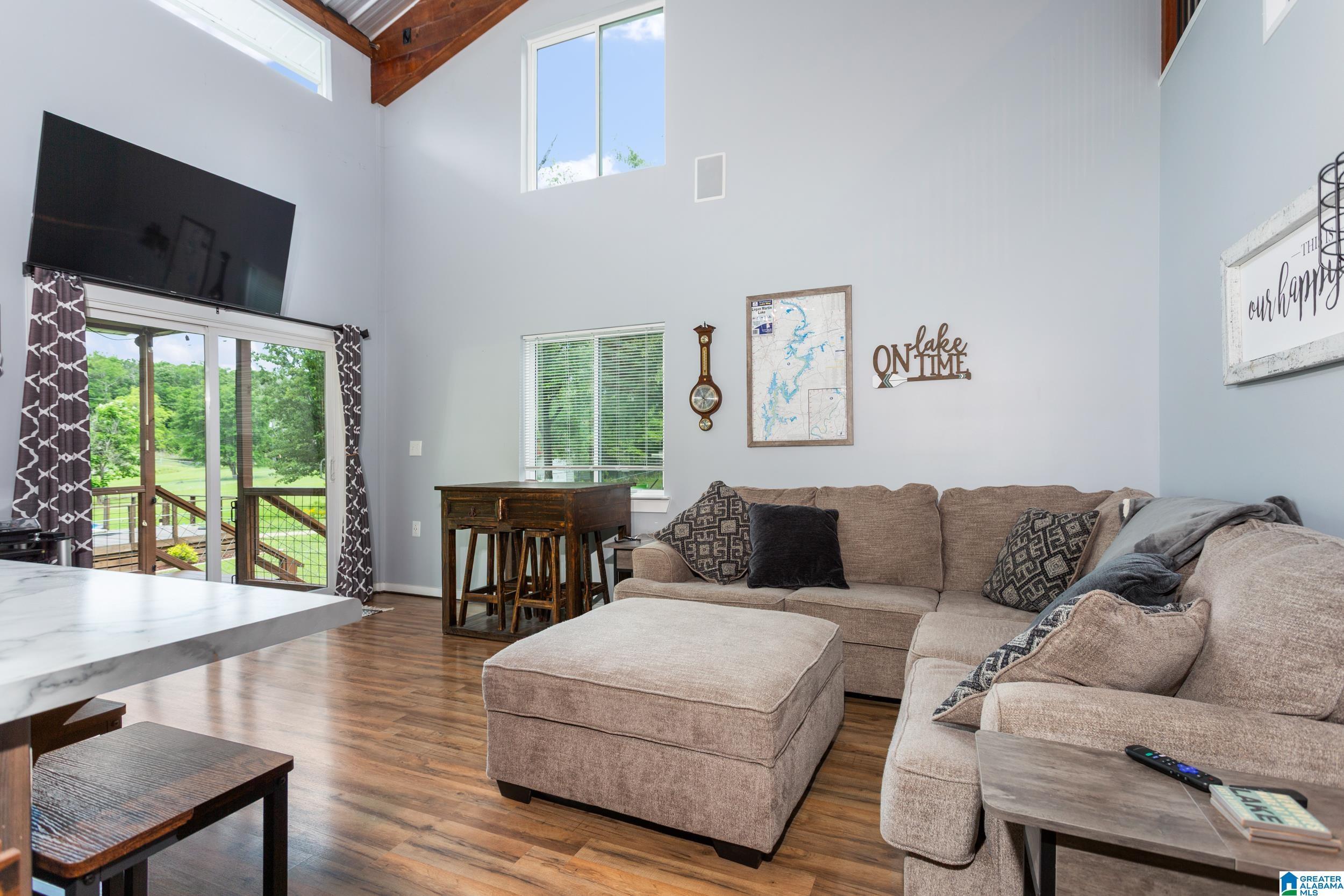Image 3: Living Room