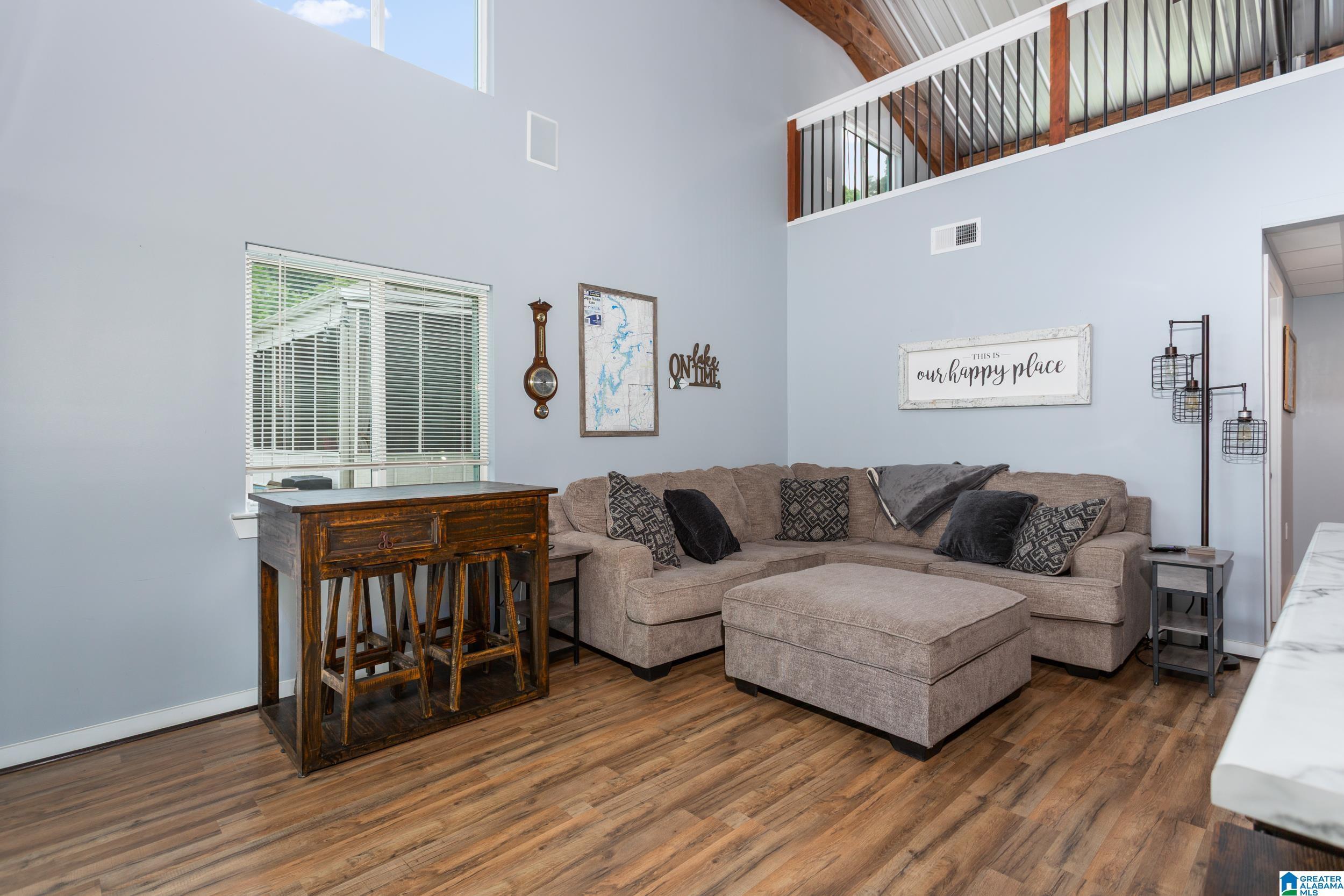 Image 4: Living Room