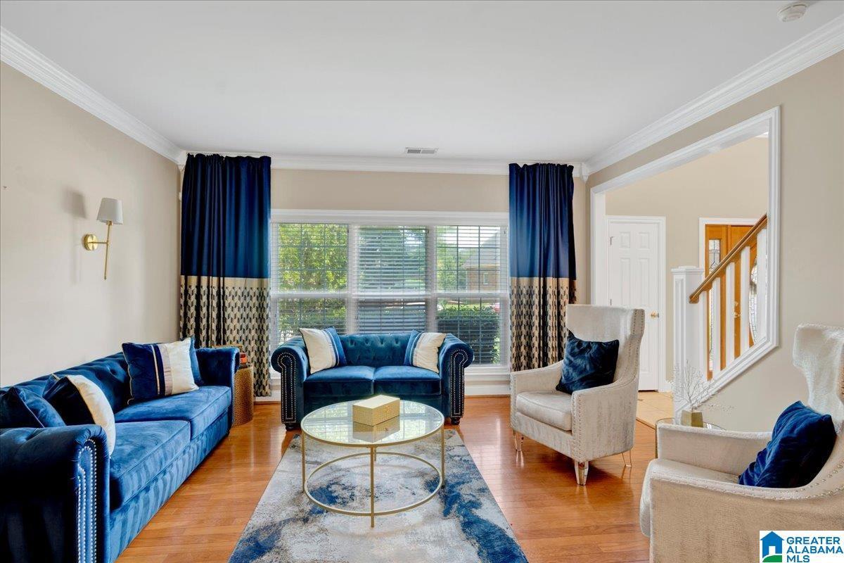 Image 4: Living Room