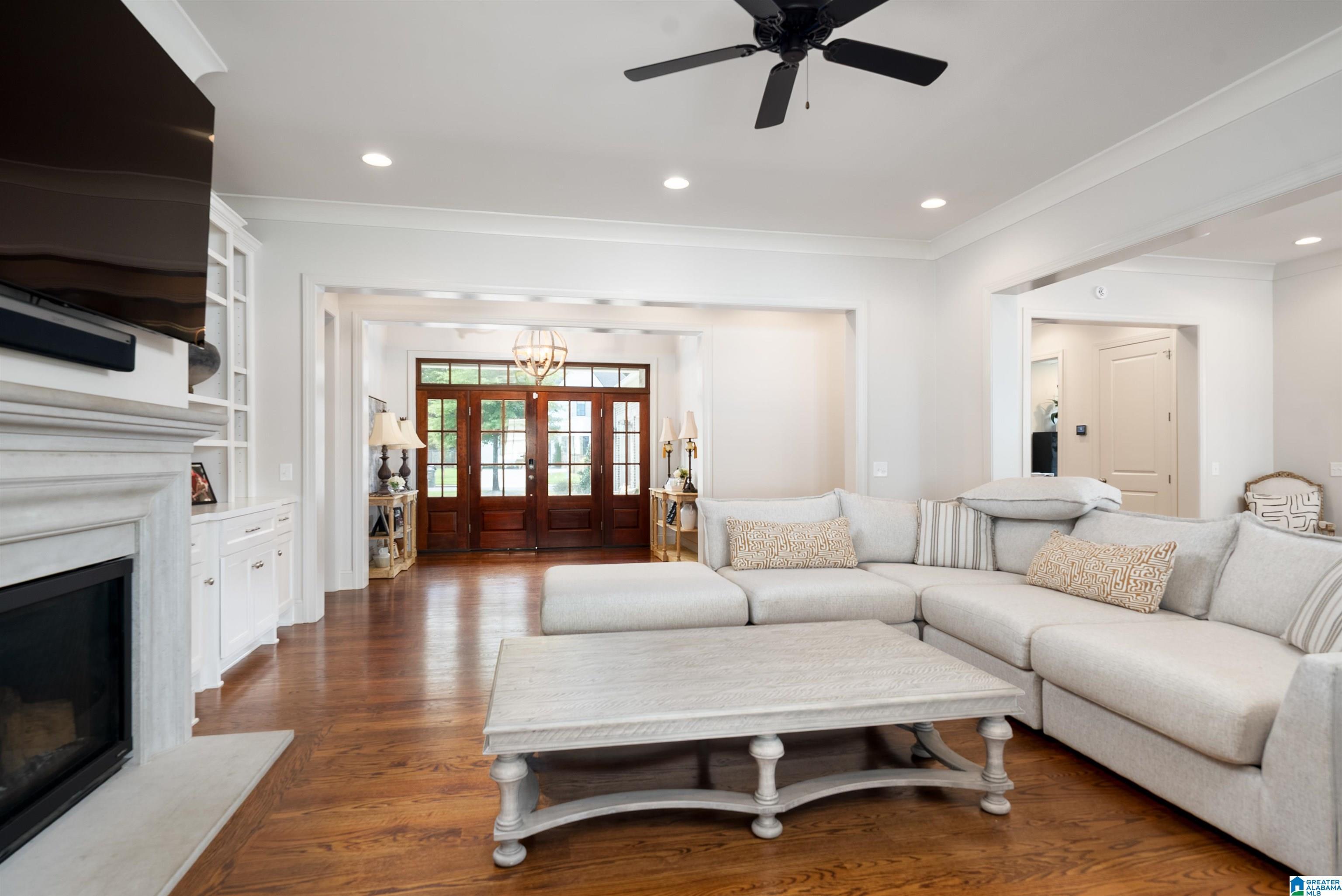 Image 4: Living Room
