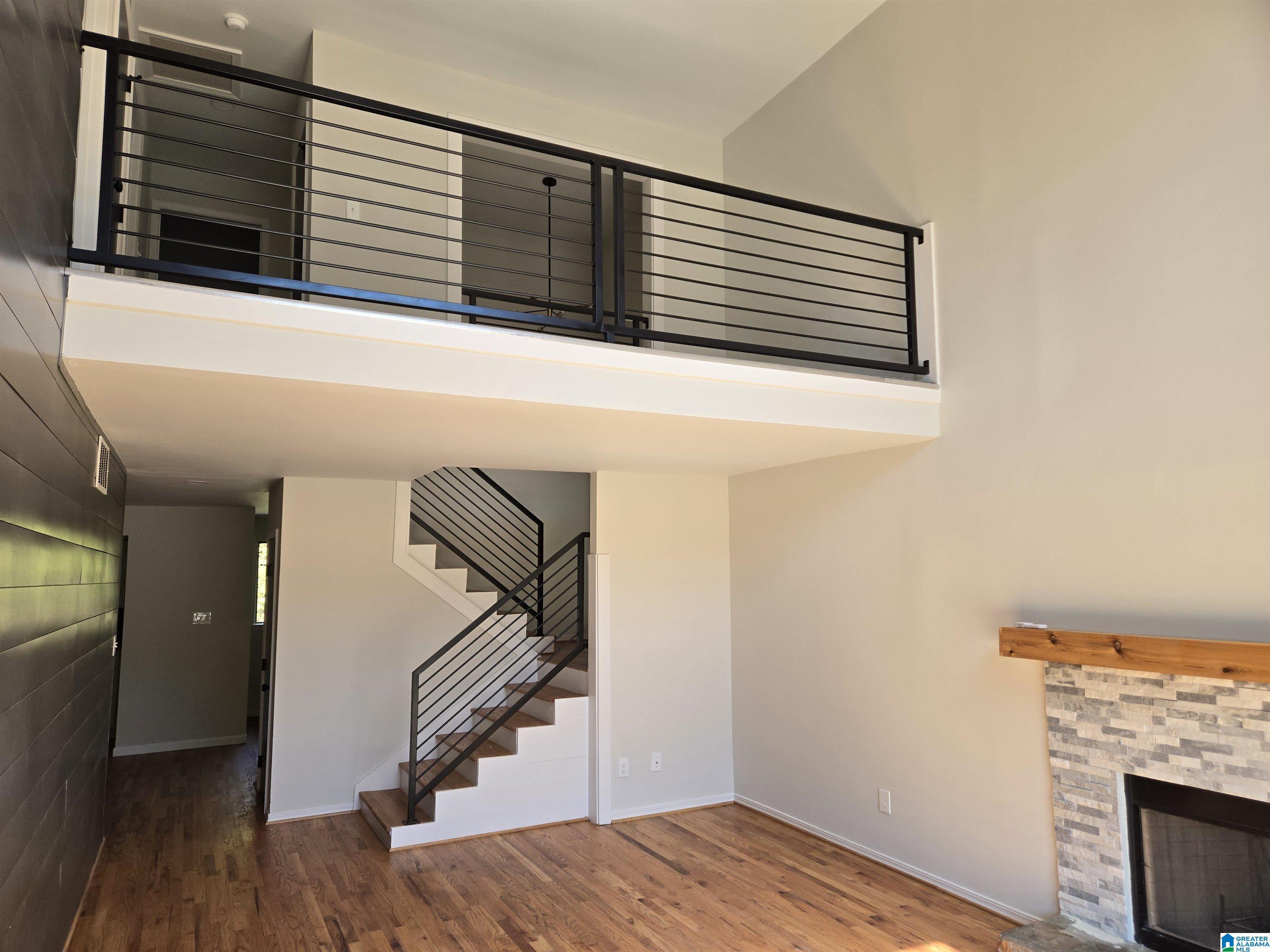 Image 4: Living Room