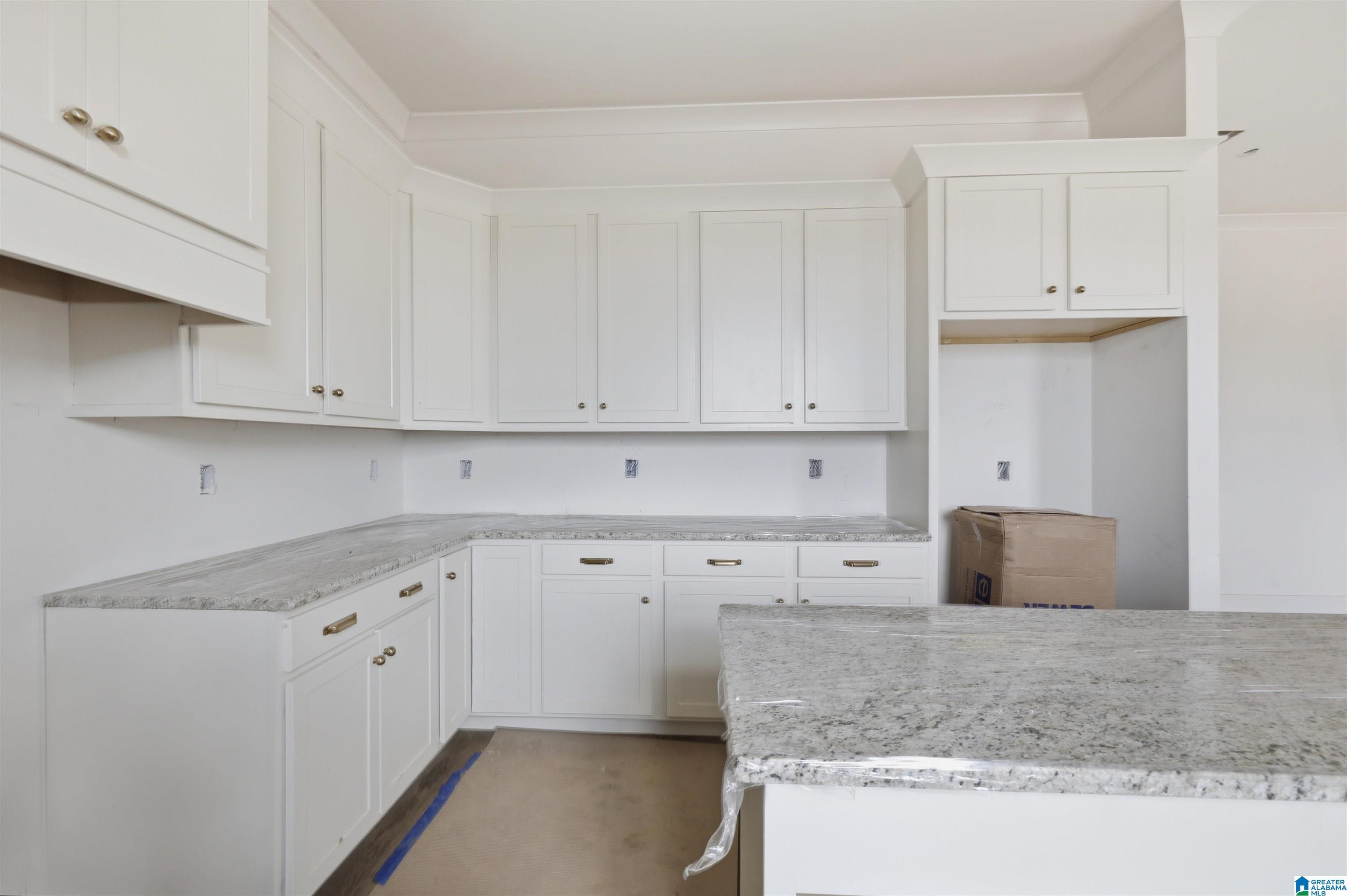 Image 4: Kitchen