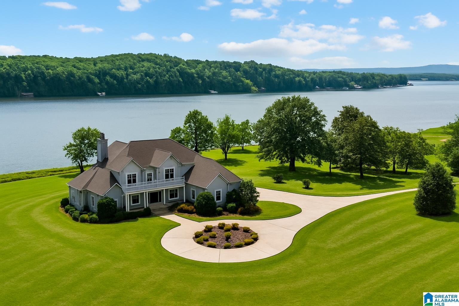 Image 1: Breathtaking Home on Lay Lake