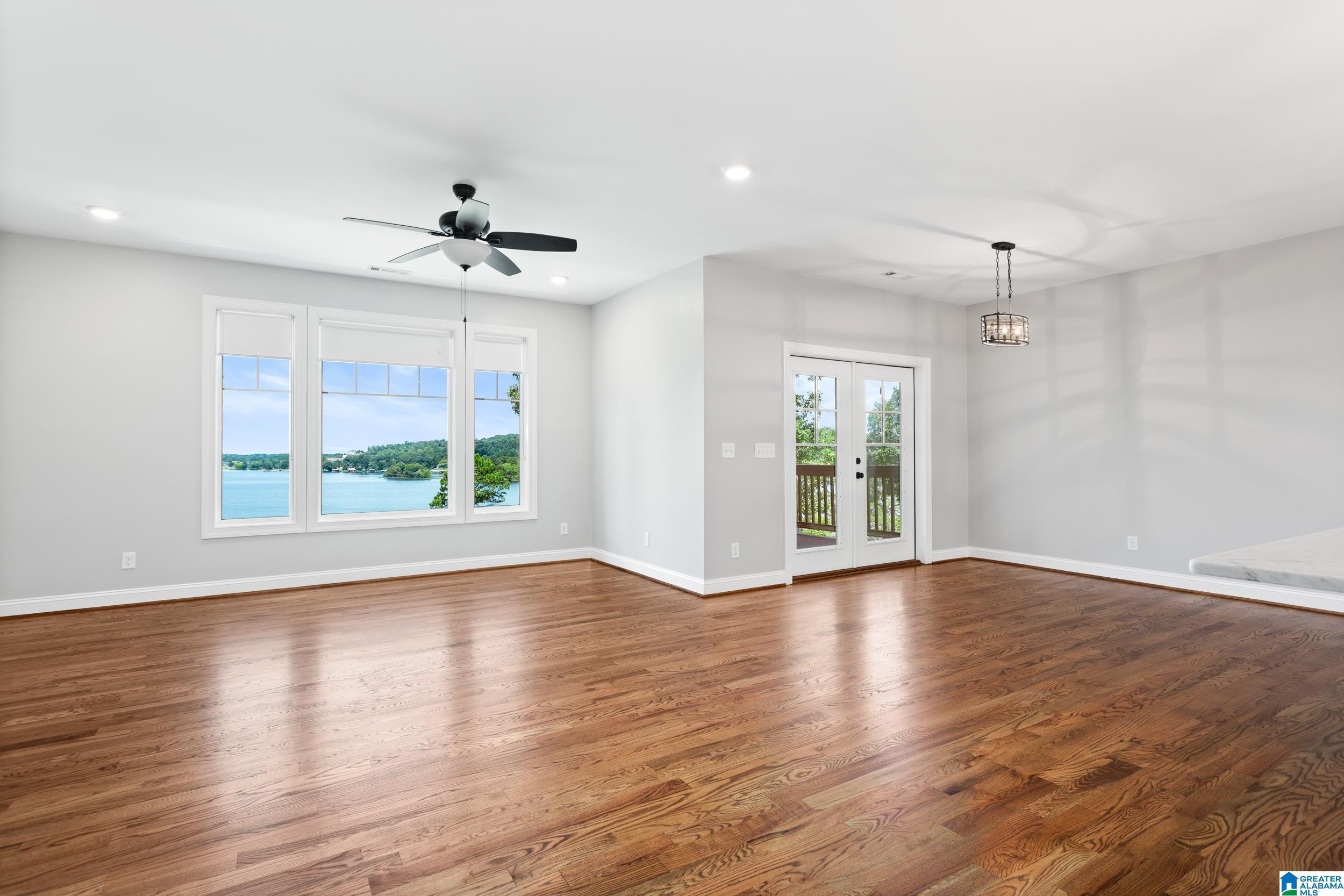 Image 3: Living Room