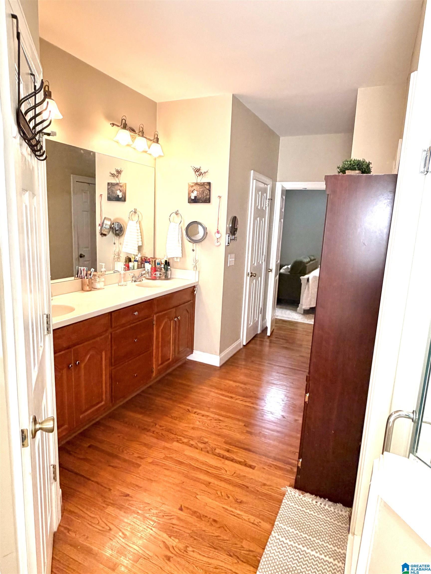 Image 4: Bathroom